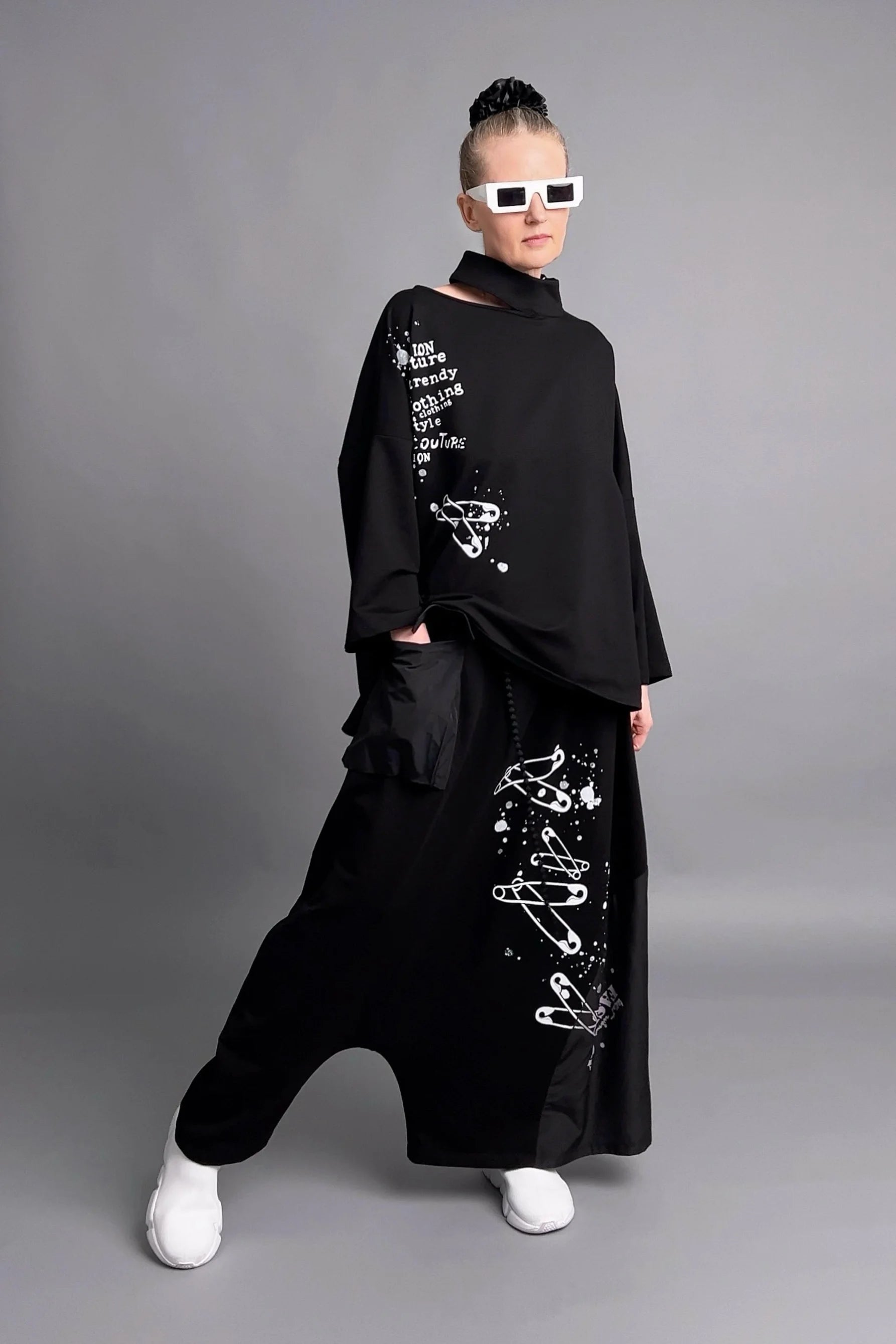 Urbaner Zweiteiler mit Statement-Prints aus schwarzem French Terry mit Oversize-Shirt