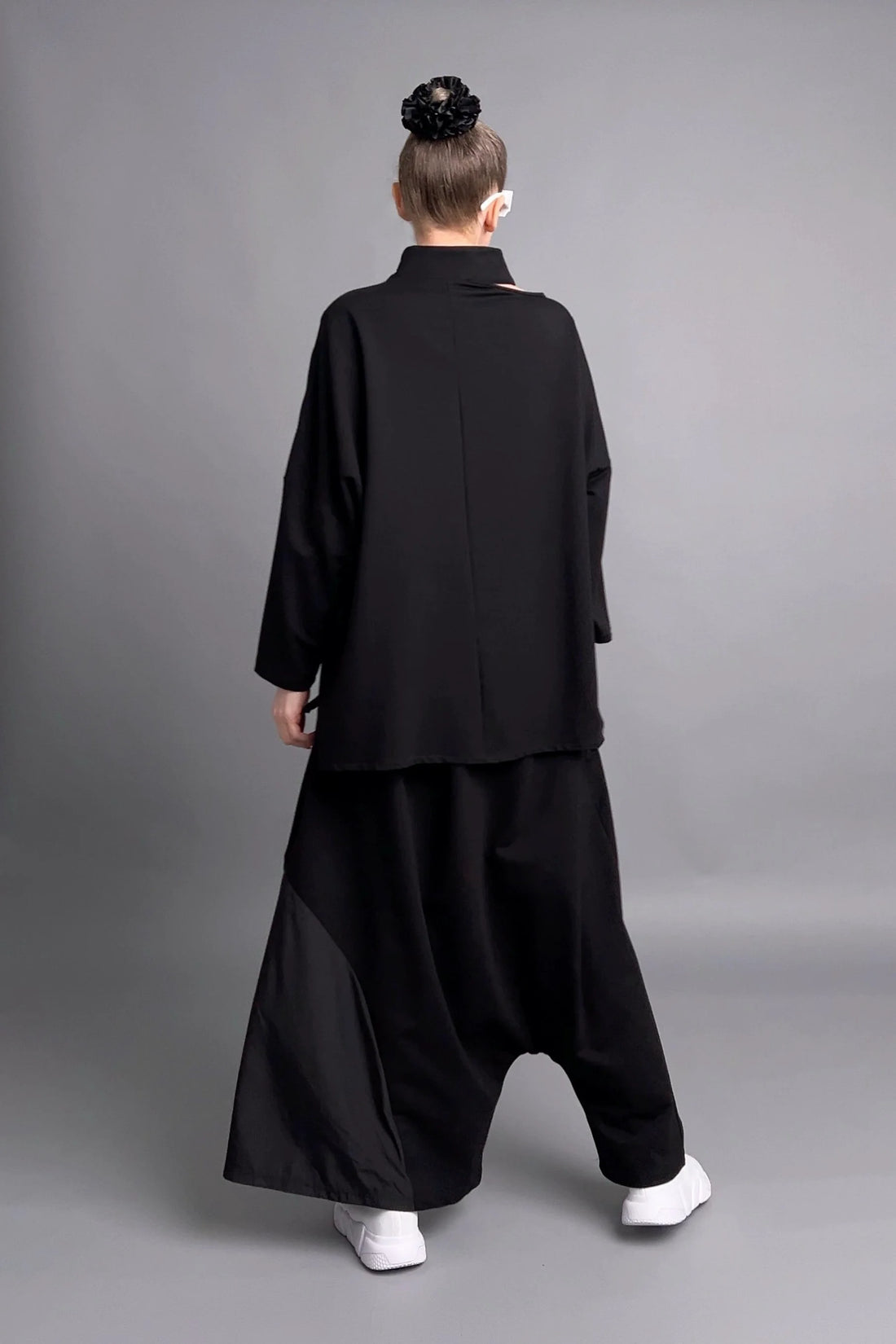 Urbaner Zweiteiler mit Statement-Prints aus schwarzem French Terry mit Oversize-Shirt