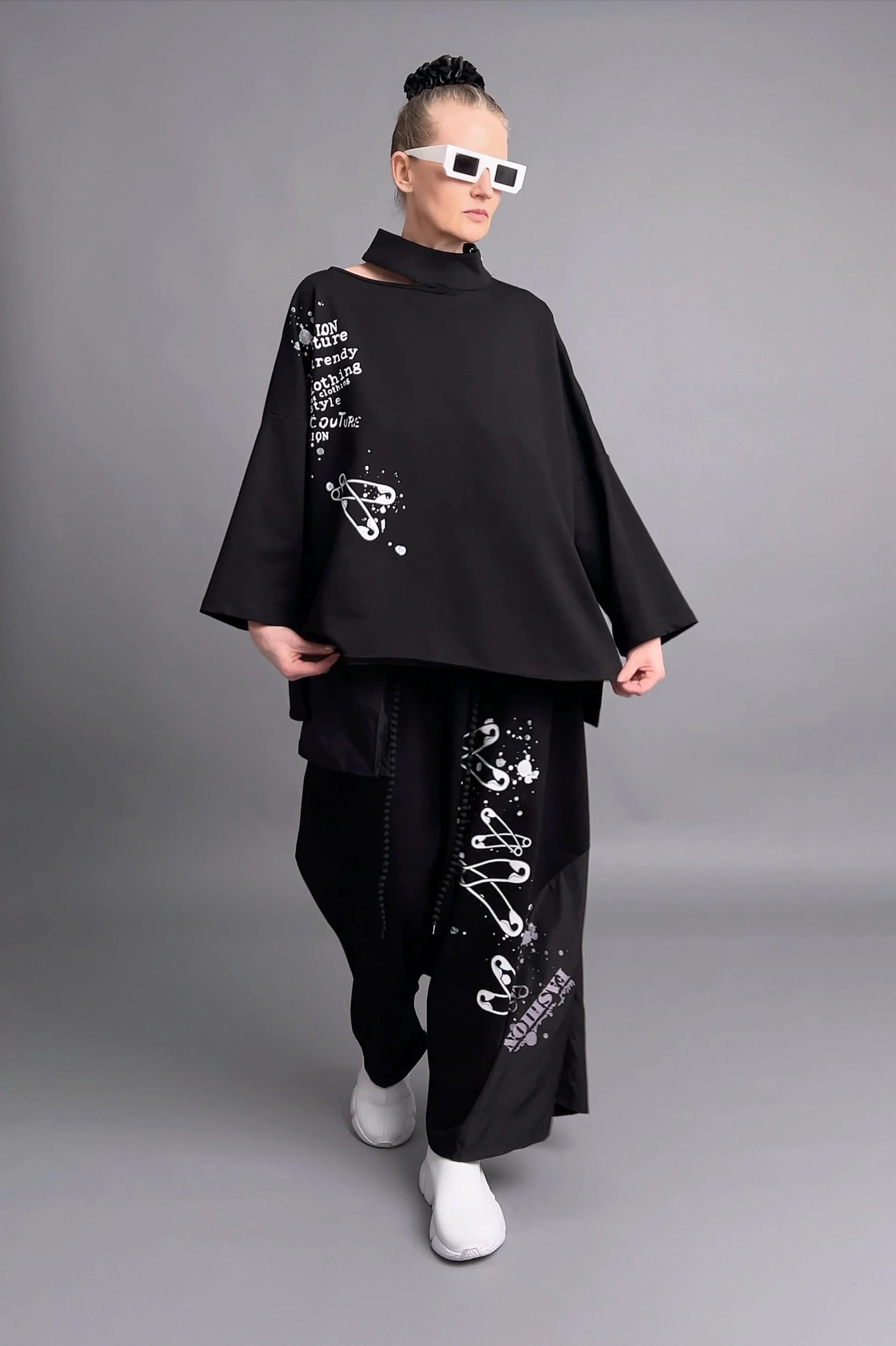 Urbaner Zweiteiler mit Statement-Prints aus schwarzem French Terry mit Oversize-Shirt