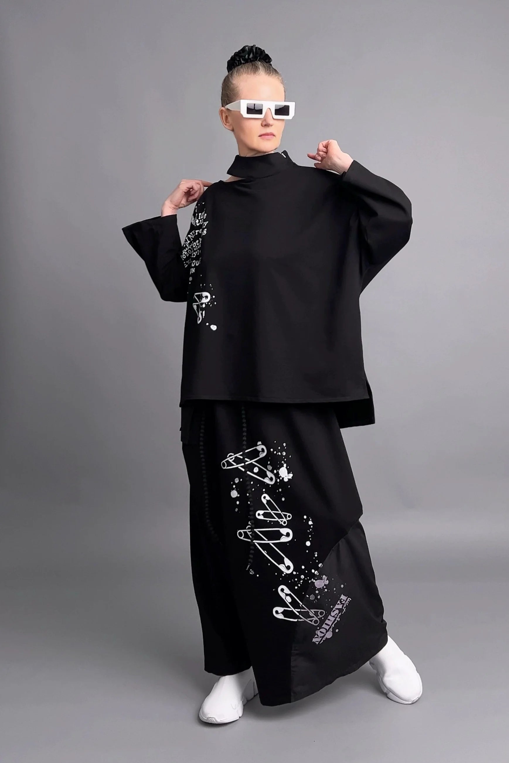 Urbaner Zweiteiler mit Statement-Prints aus schwarzem French Terry mit Oversize-Shirt