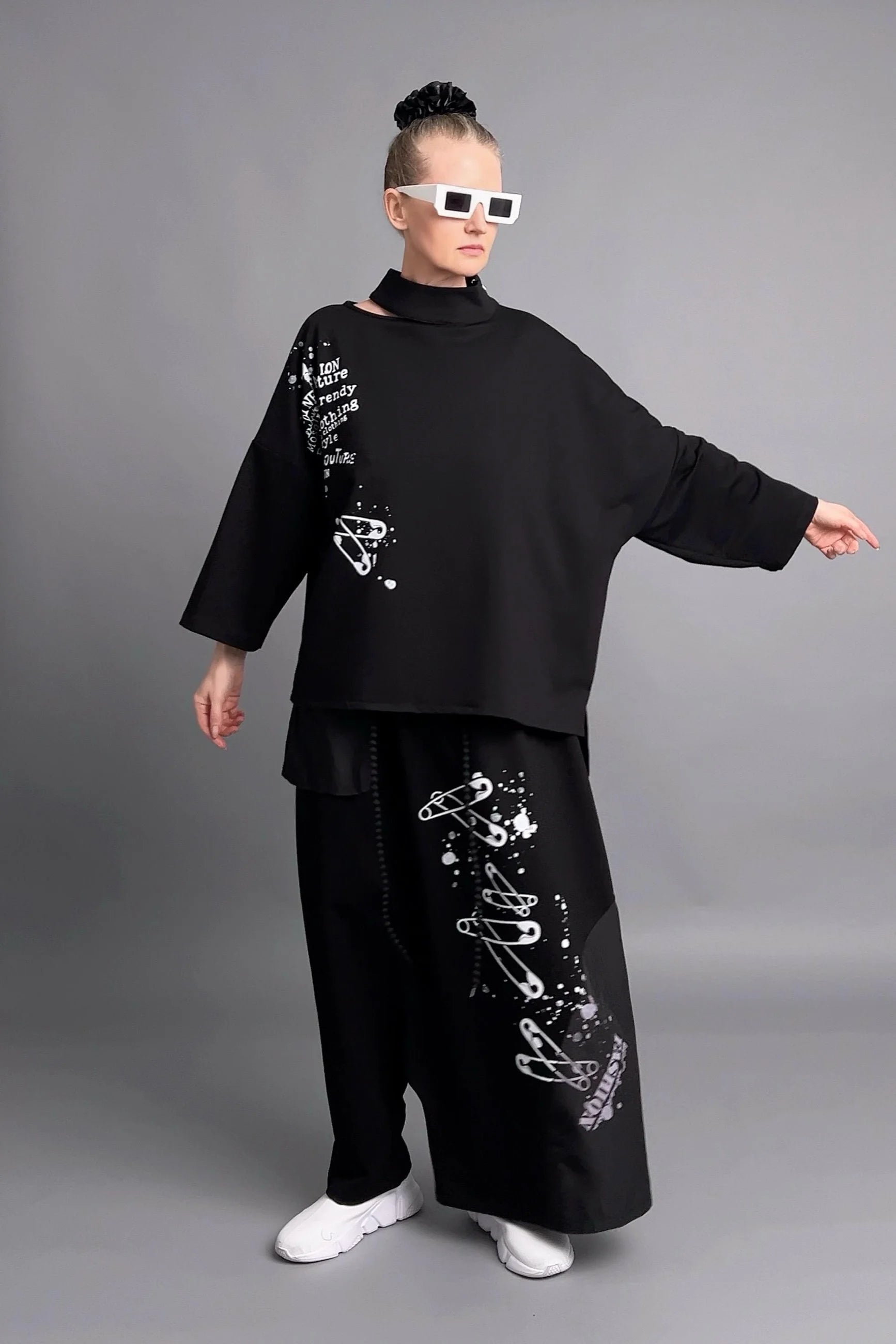 Urbaner Zweiteiler mit Statement-Prints aus schwarzem French Terry mit Oversize-Shirt