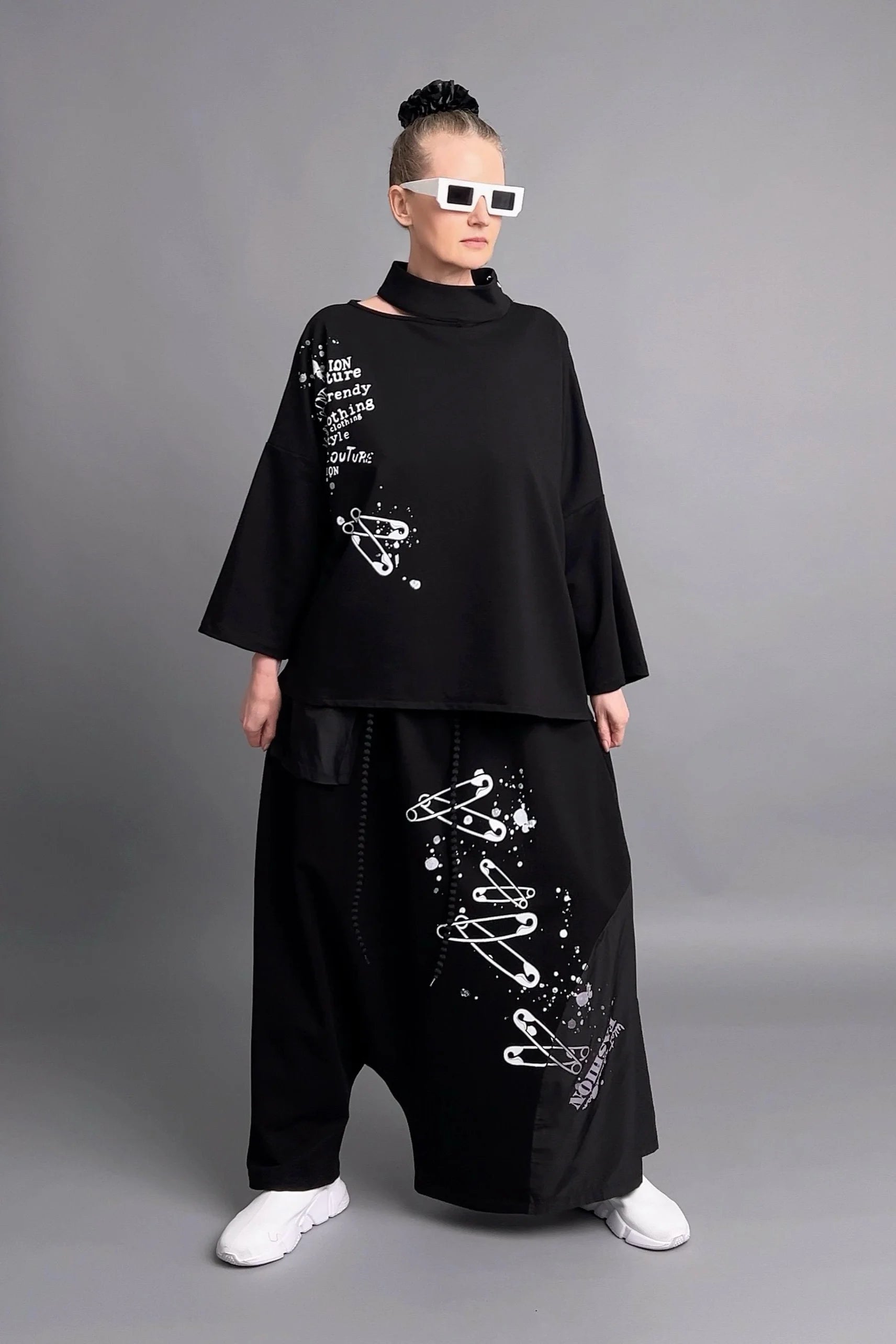 Urbaner Zweiteiler mit Statement-Prints aus schwarzem French Terry mit Oversize-Shirt