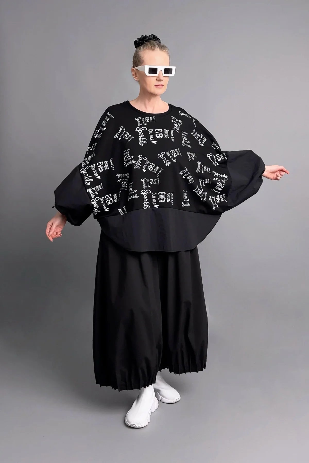 Oversize-Bluse mit Allover-Schriftprint und Ballonärmeln aus weichem French Terry