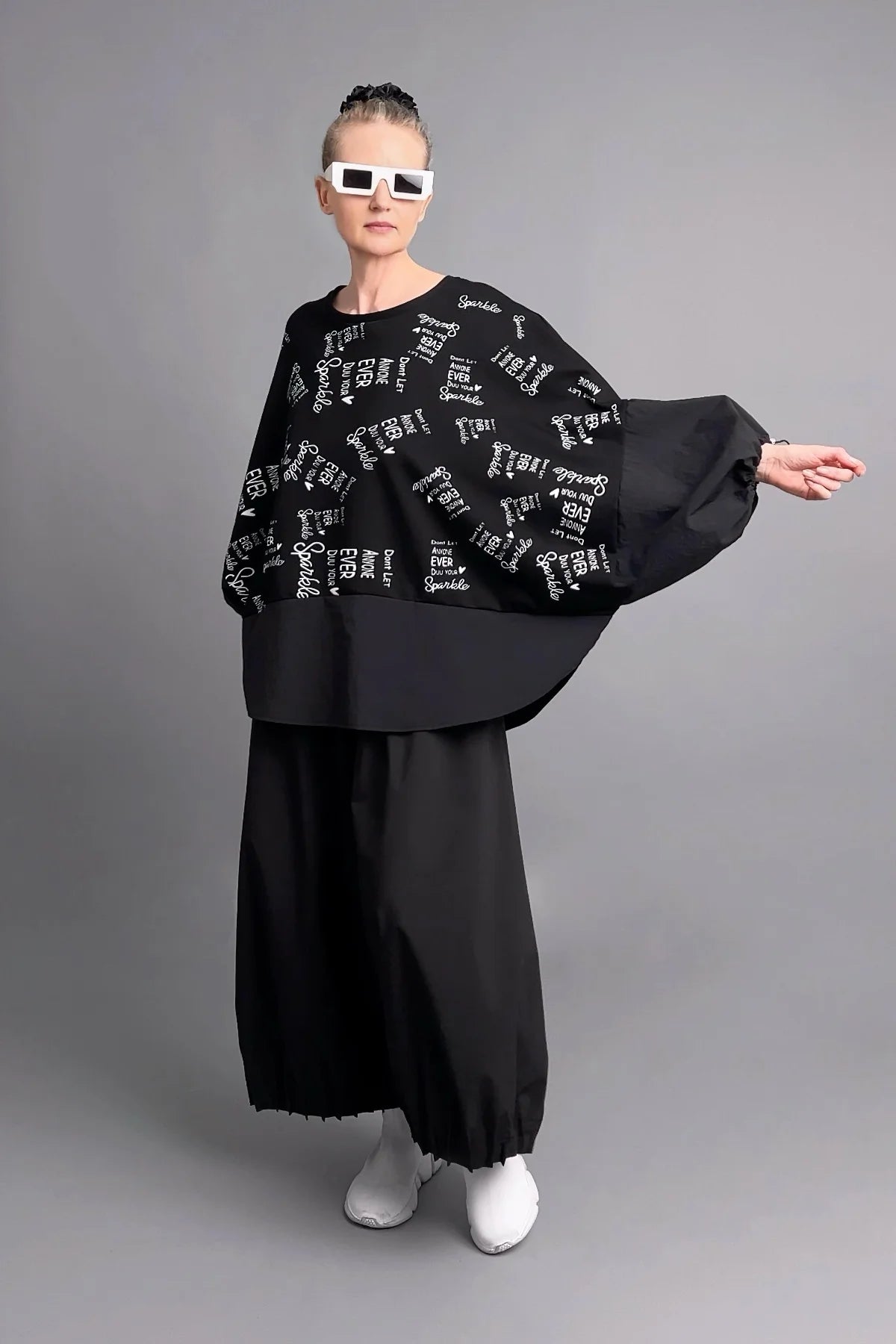 Oversize-Bluse mit Allover-Schriftprint und Ballonärmeln aus weichem French Terry