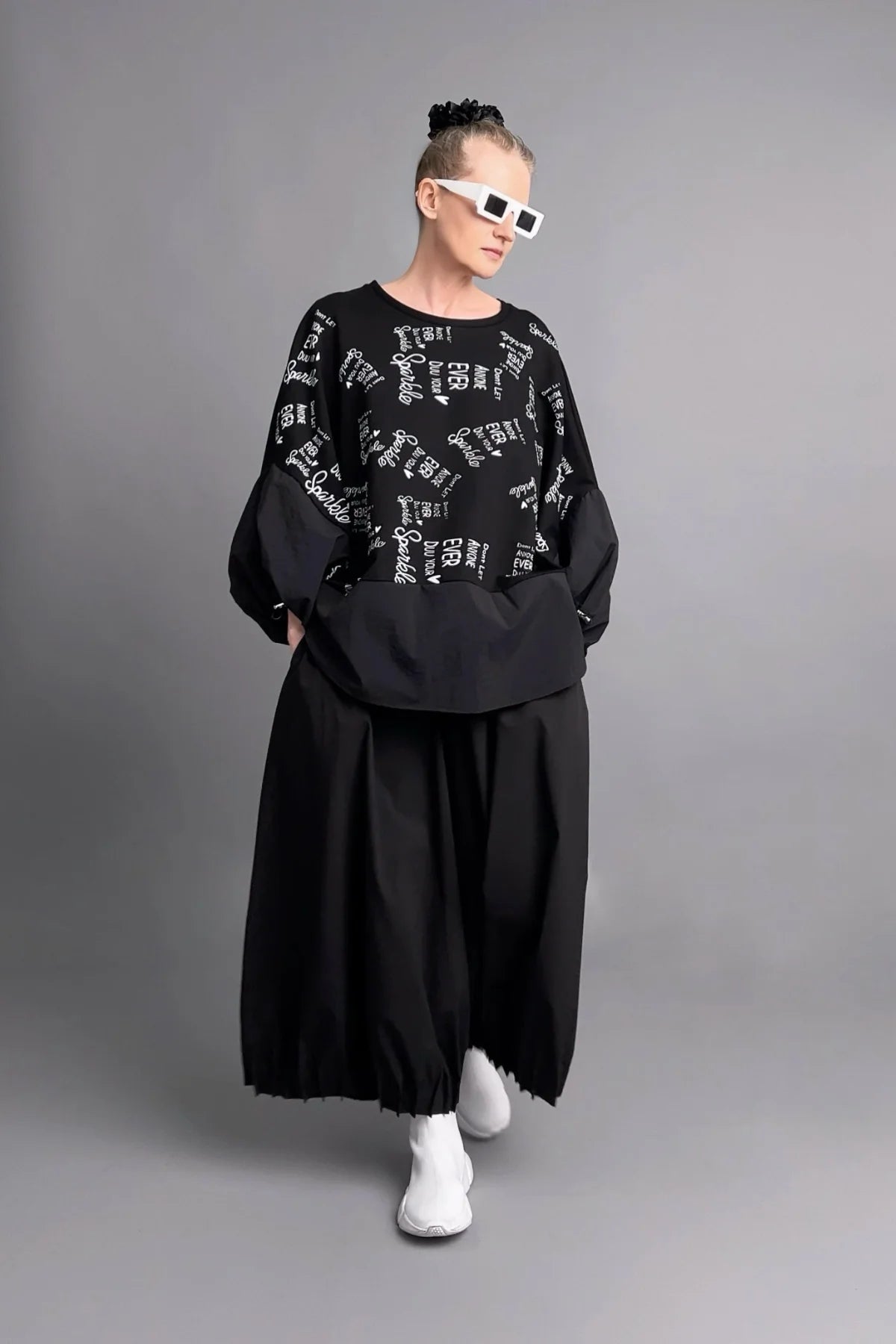 Oversize-Bluse mit Allover-Schriftprint und Ballonärmeln aus weichem French Terry