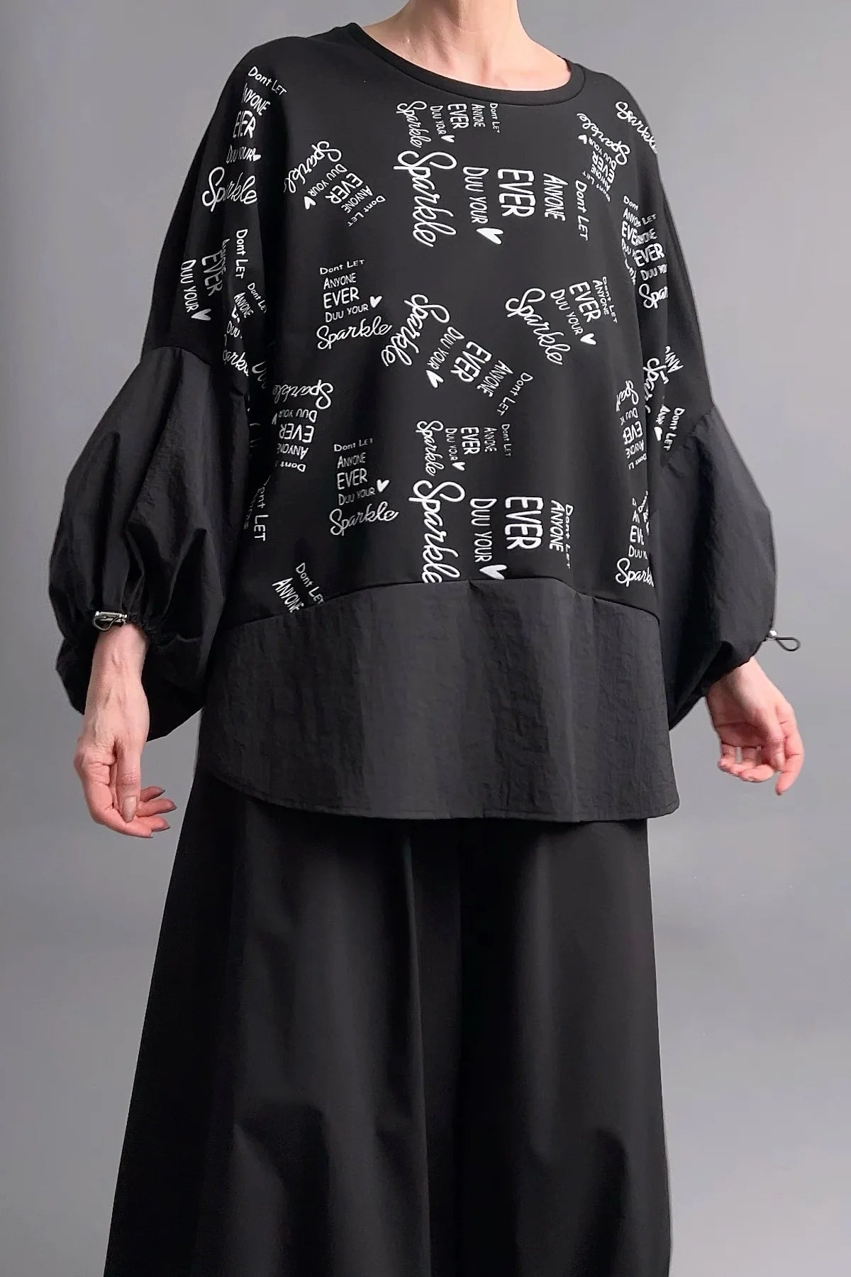 Oversize-Bluse mit Allover-Schriftprint und Ballonärmeln aus weichem French Terry