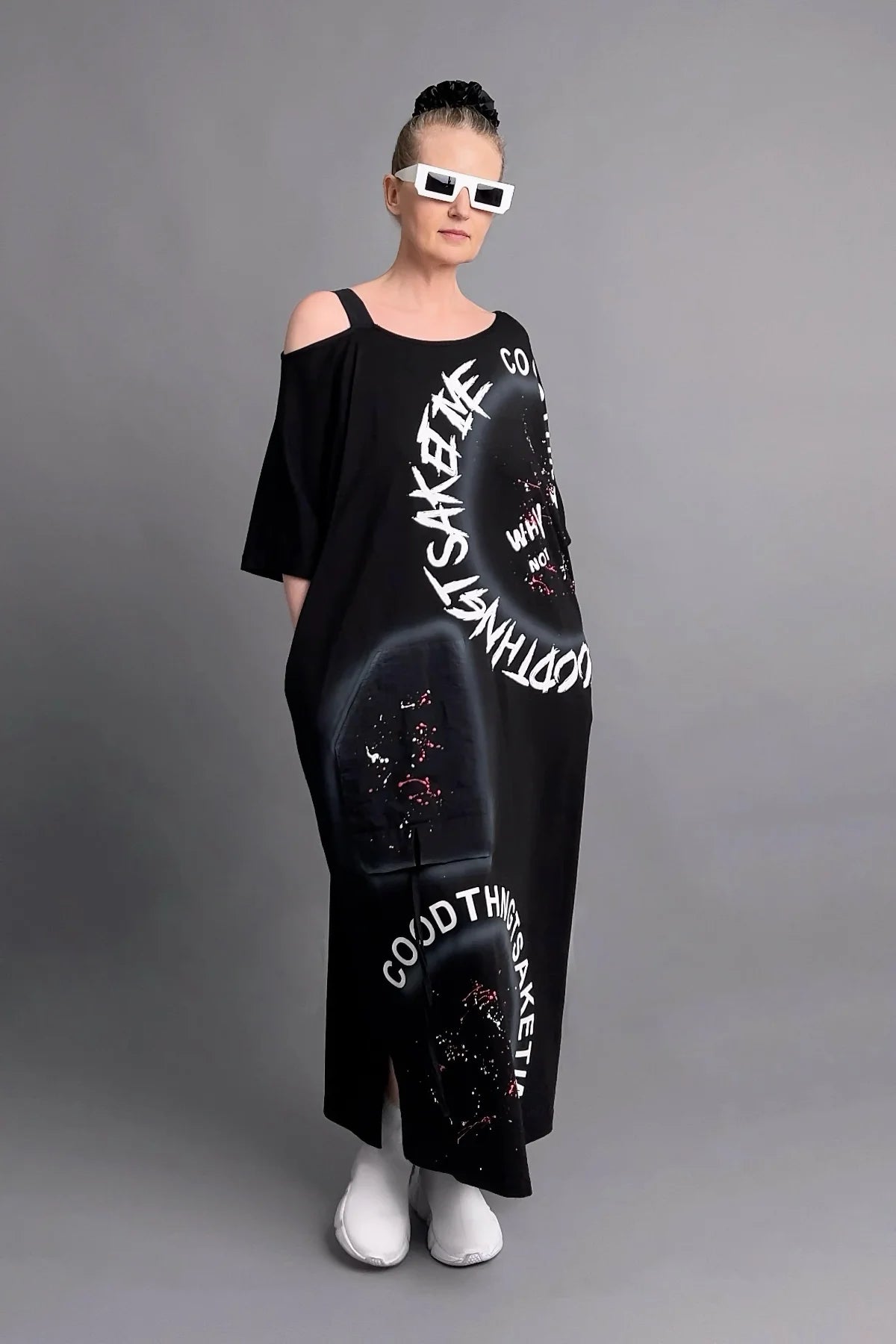 Oversize Maxikleid mit Print und Schulterdetail in Schwarz mit weißem Schriftzug-Design