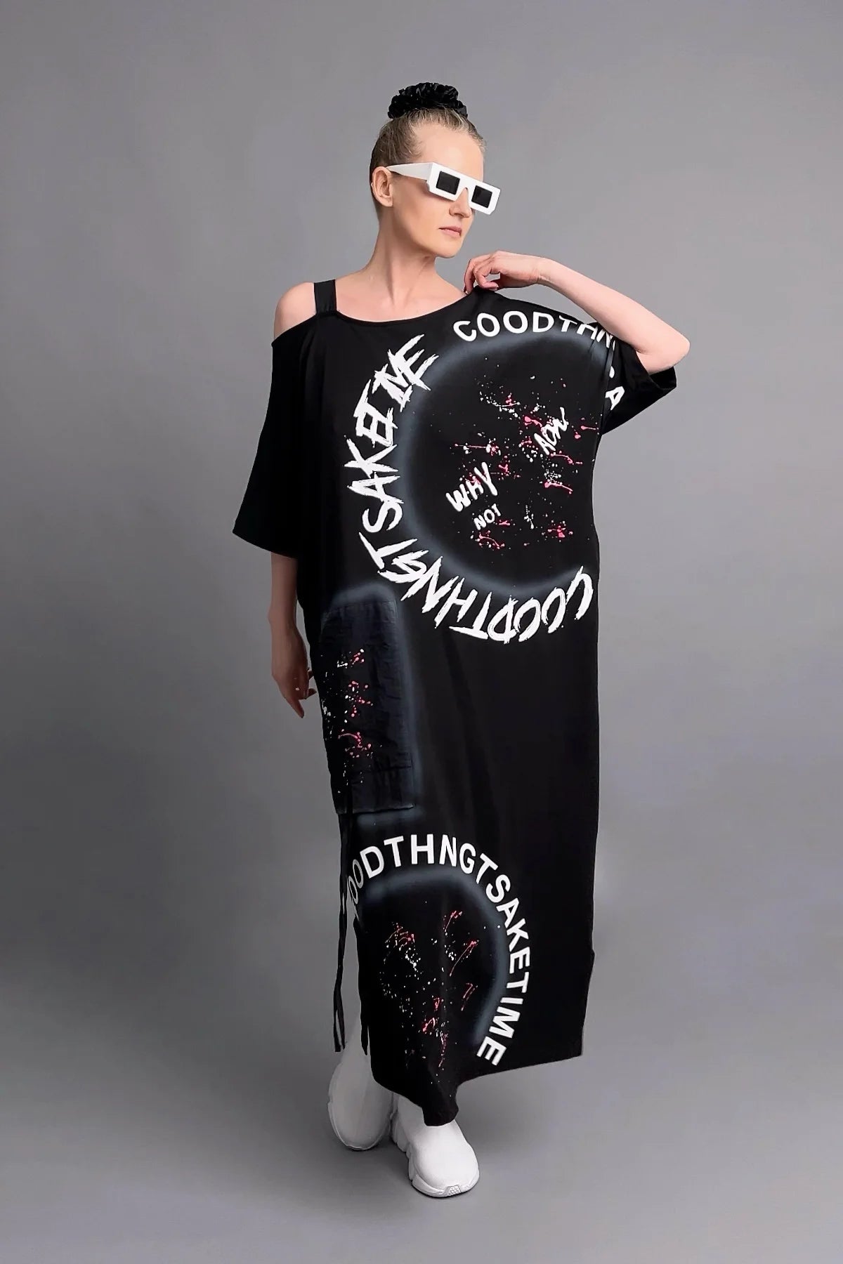 Oversize Maxikleid mit Print und Schulterdetail in Schwarz mit weißem Schriftzug-Design