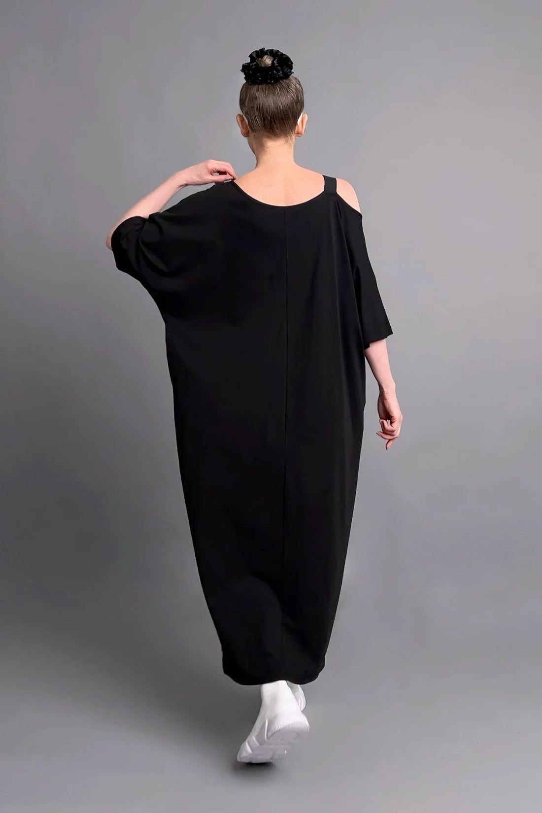 Oversize Maxikleid mit Print und Schulterdetail in Schwarz mit weißem Schriftzug-Design