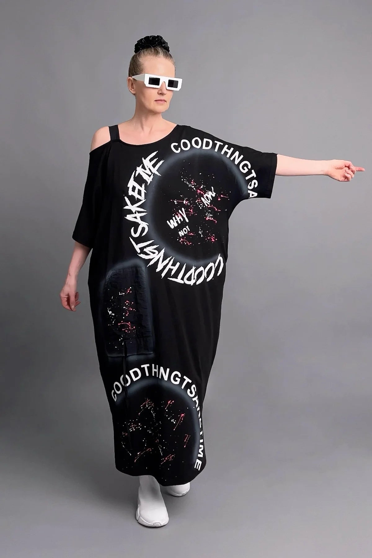 Oversize Maxikleid mit Print und Schulterdetail in Schwarz mit weißem Schriftzug-Design