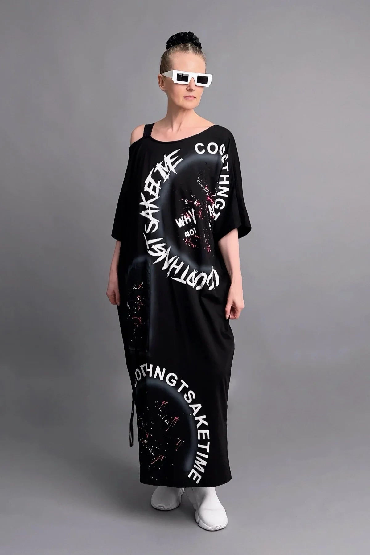 Oversize Maxikleid mit Print und Schulterdetail in Schwarz mit weißem Schriftzug-Design