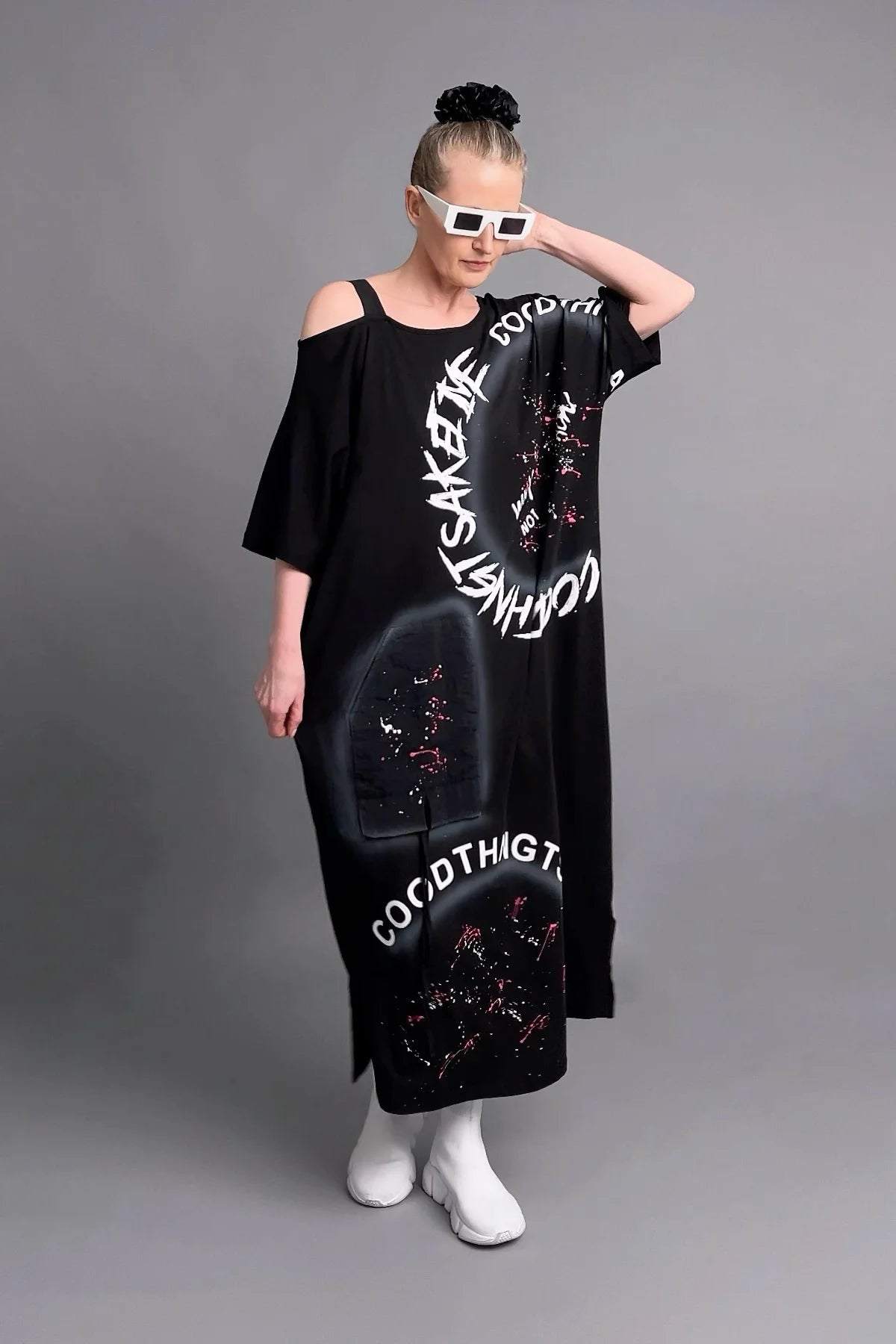 Oversize Maxikleid mit Print und Schulterdetail in Schwarz mit weißem Schriftzug-Design