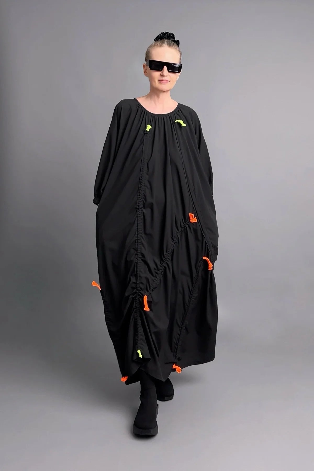 Luftiges Oversize-Kleid mit Neon-Raffdetails und asymmetrischer Drapierung
