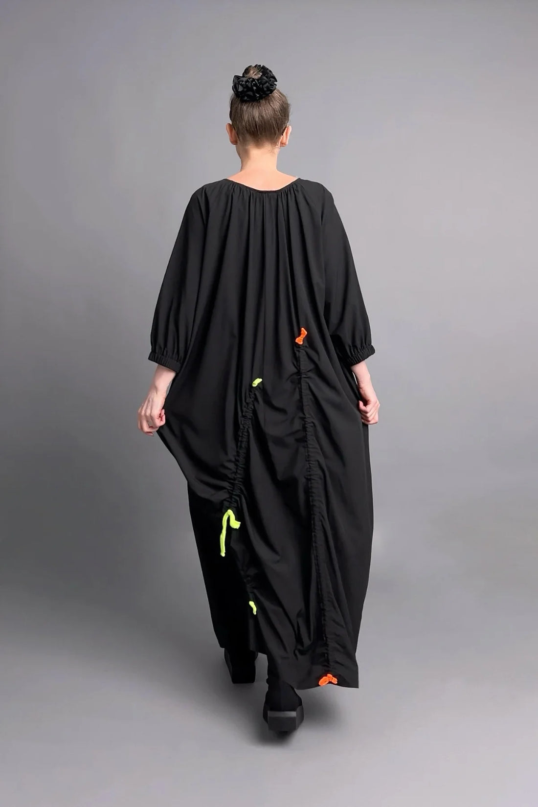 Luftiges Oversize-Kleid mit Neon-Raffdetails und asymmetrischer Drapierung
