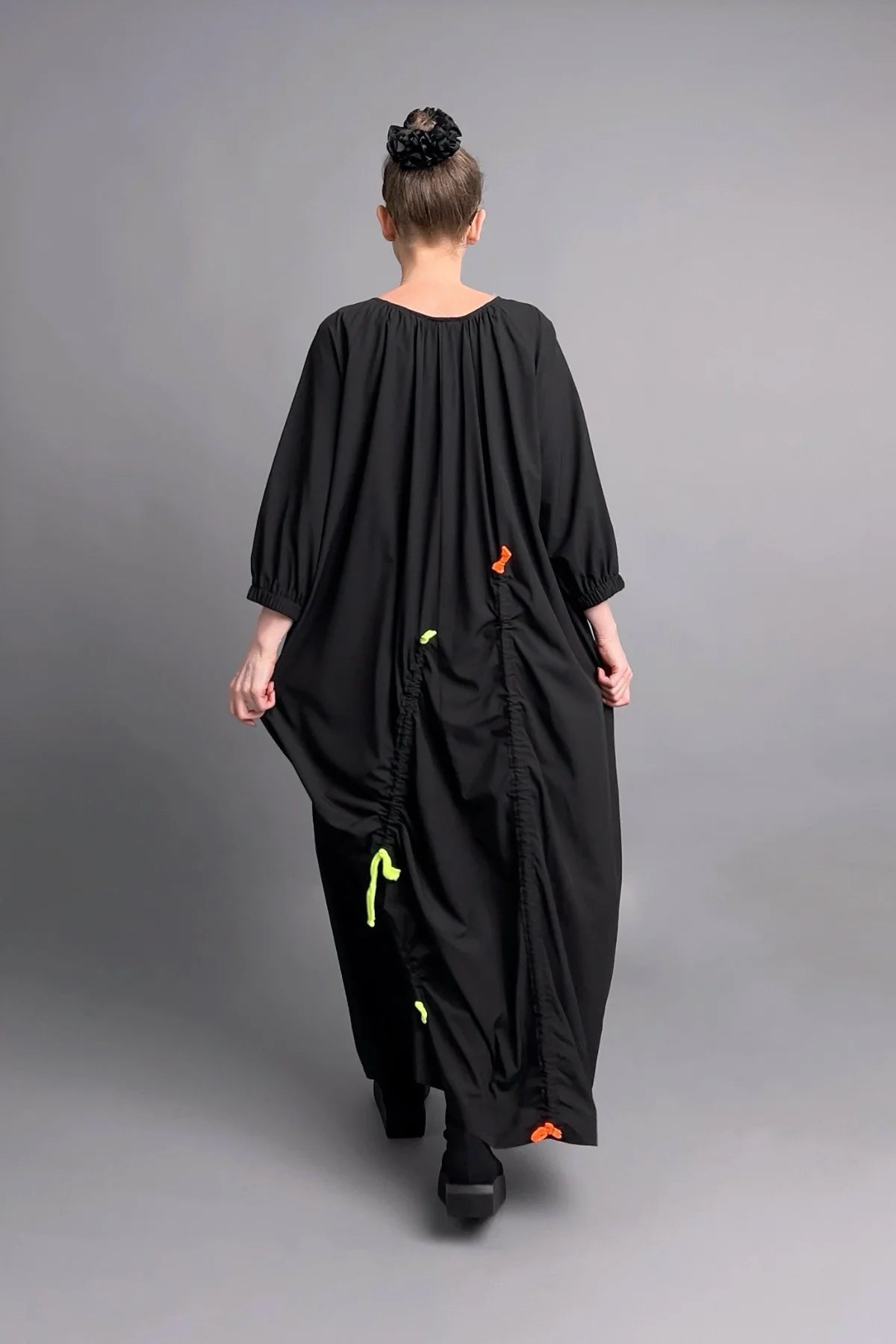 Luftiges Oversize-Kleid mit Neon-Raffdetails und asymmetrischer Drapierung
