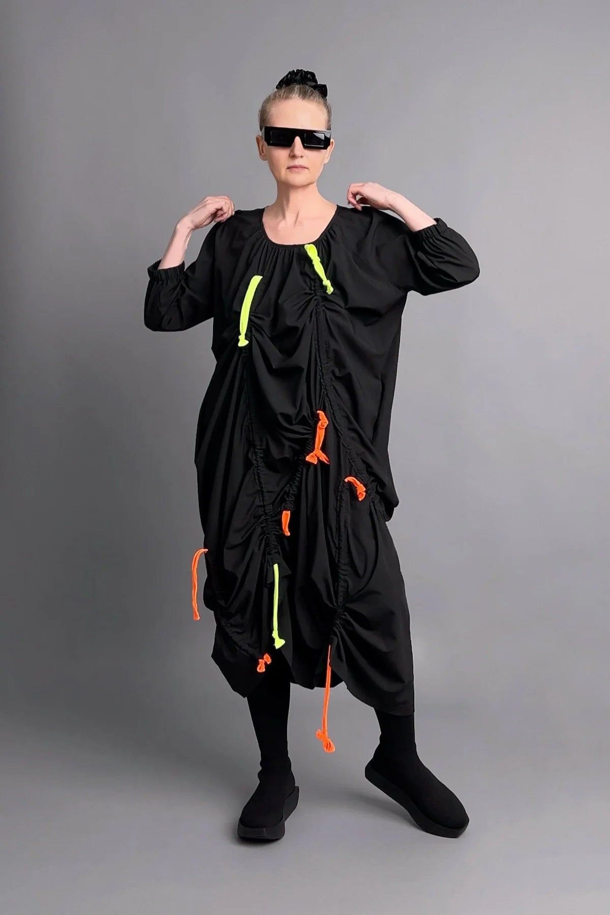 Luftiges Oversize-Kleid mit Neon-Raffdetails und asymmetrischer Drapierung