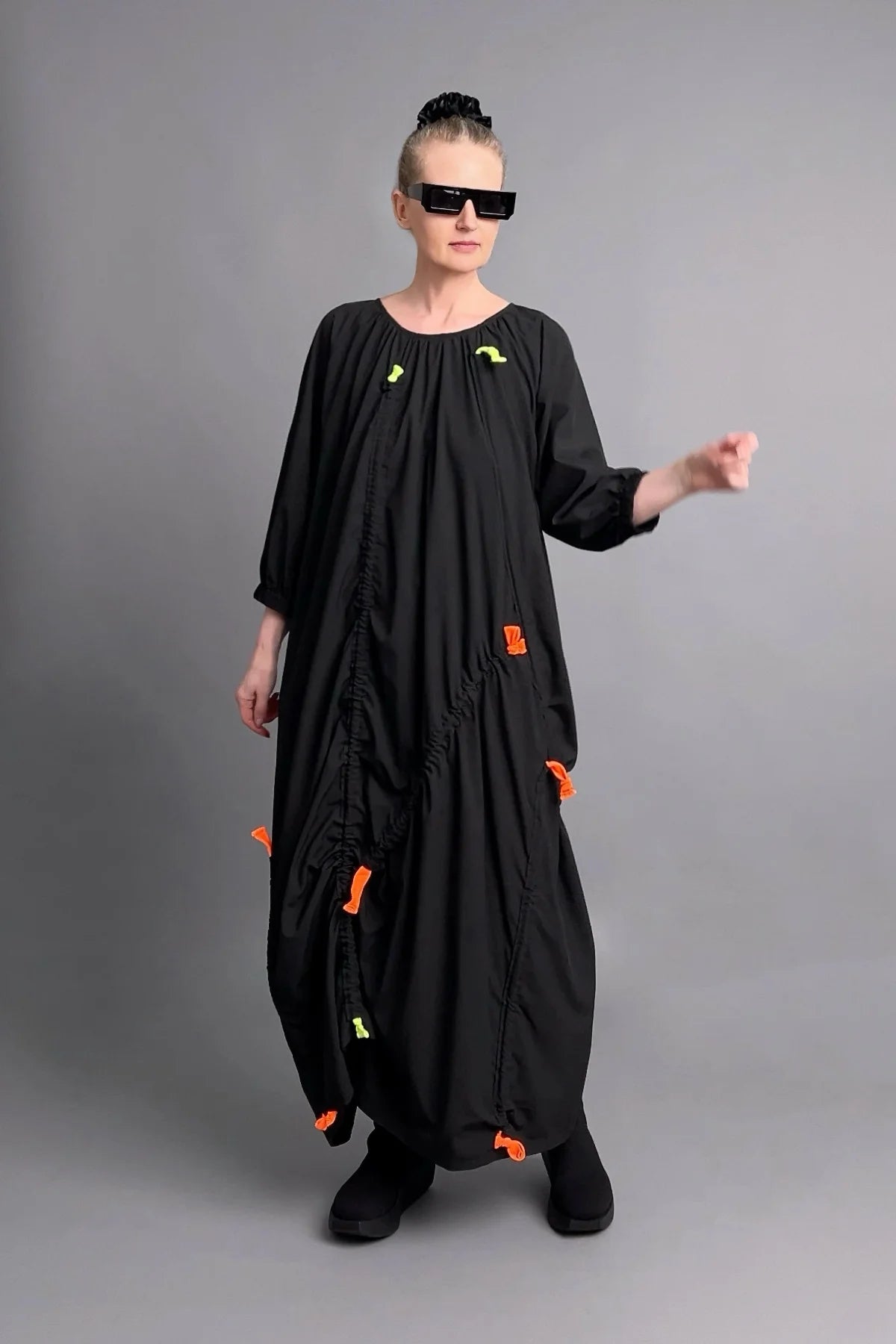 Luftiges Oversize-Kleid mit Neon-Raffdetails und asymmetrischer Drapierung
