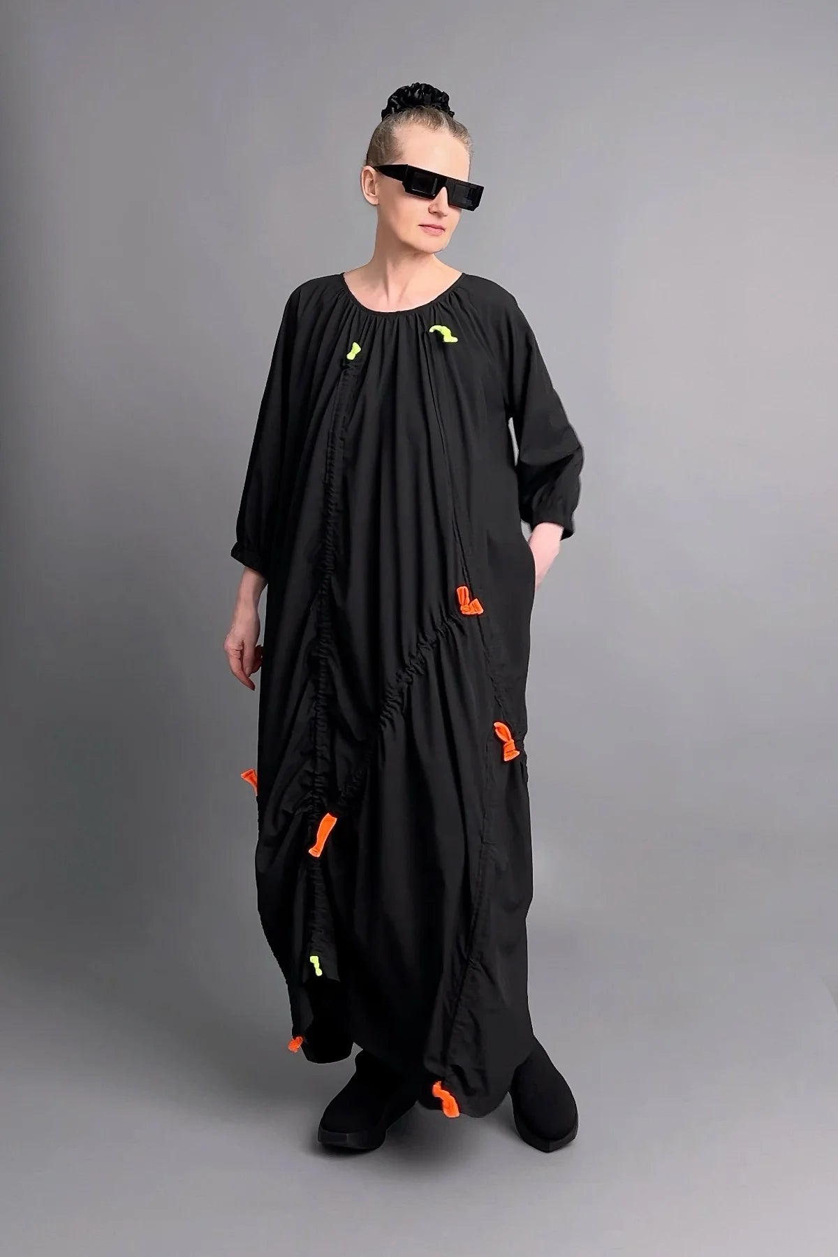 Luftiges Oversize-Kleid mit Neon-Raffdetails und asymmetrischer Drapierung