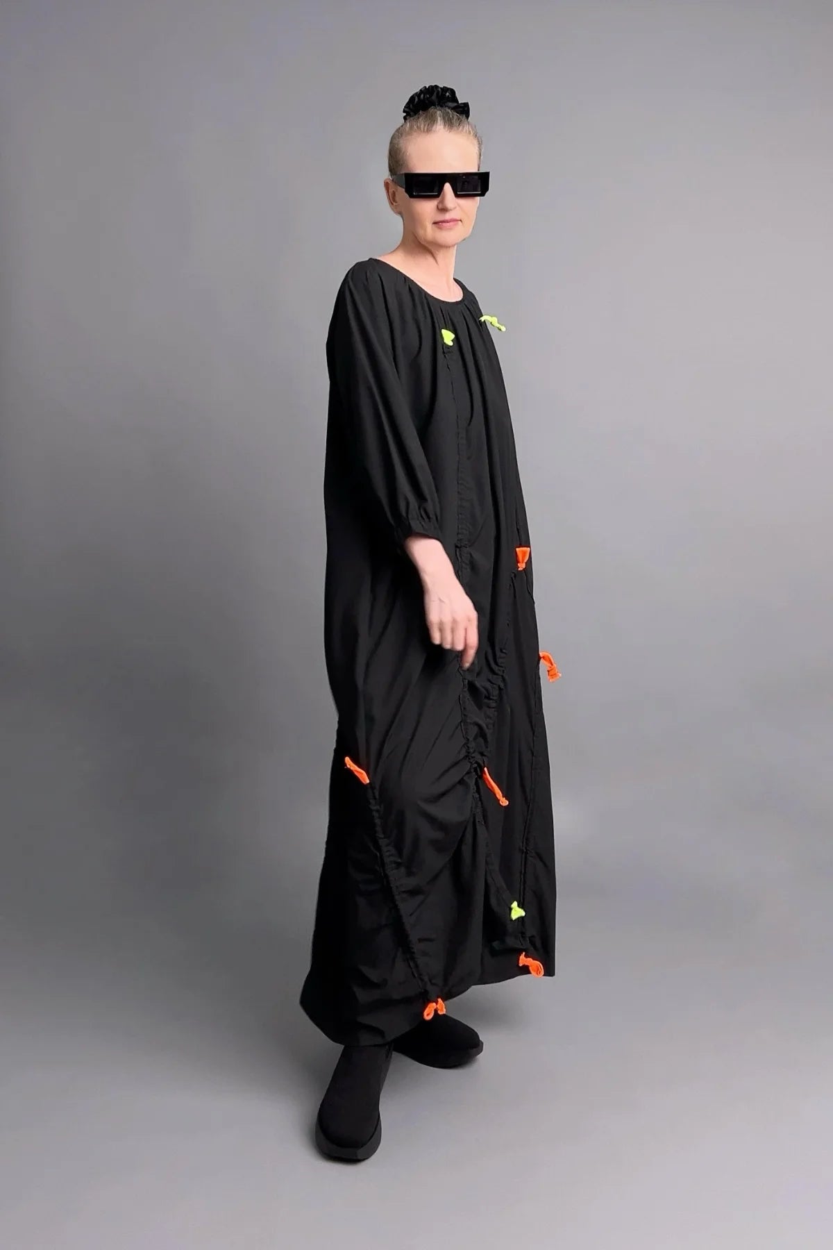 Luftiges Oversize-Kleid mit Neon-Raffdetails und asymmetrischer Drapierung