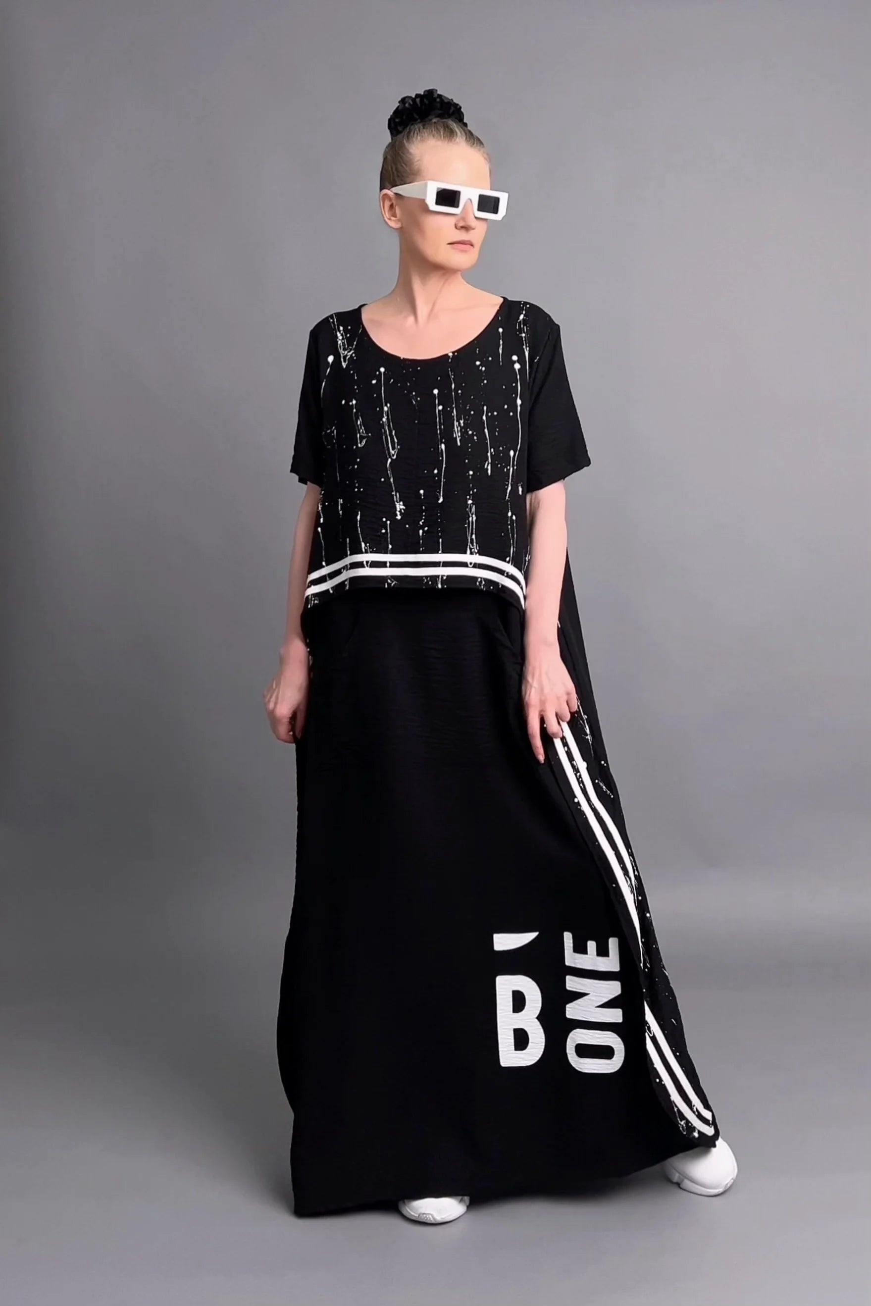 Avantgarde Maxikleid aus Baumwolle mit Print-Details und Seitentaschen von B-ONE