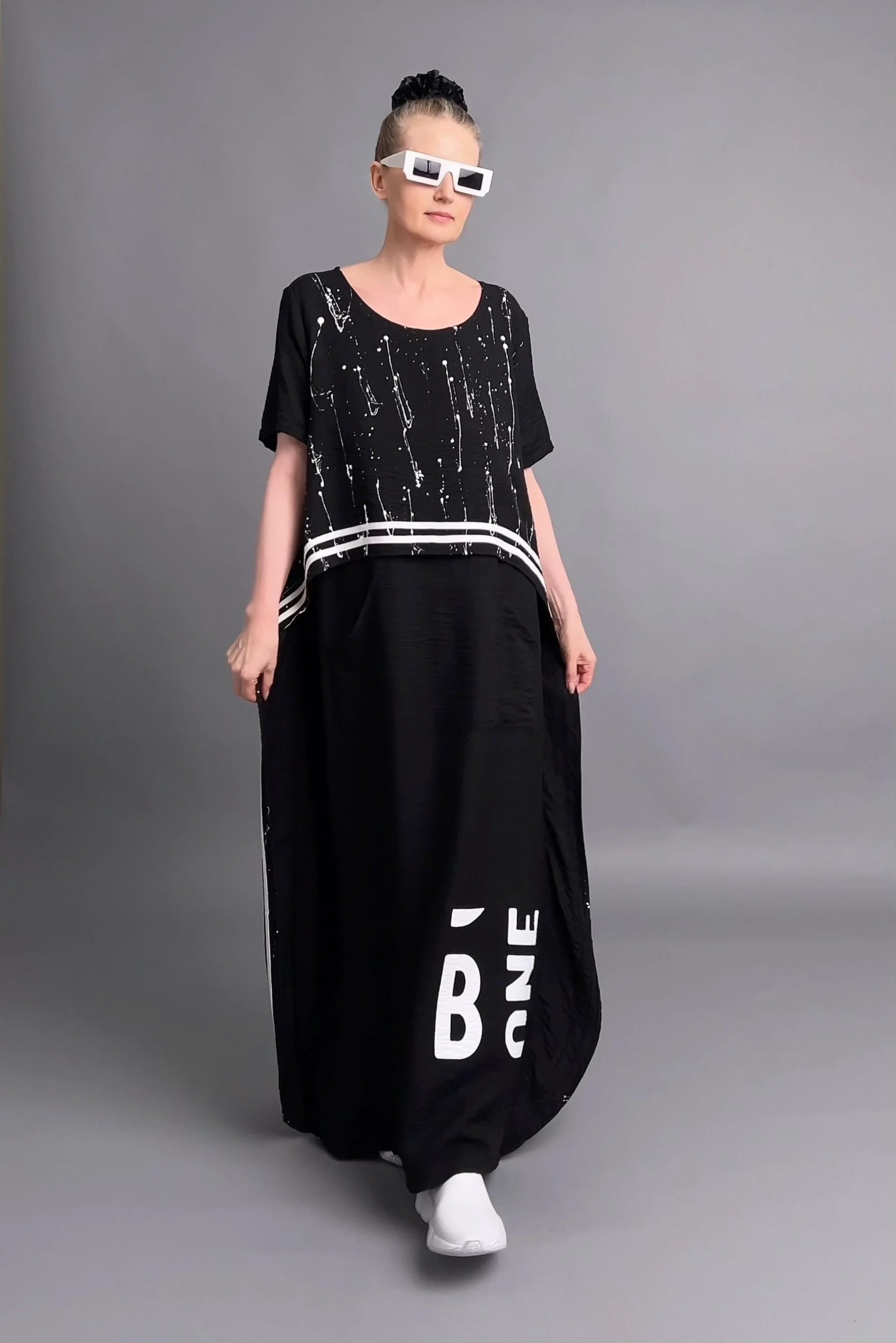 Avantgarde Maxikleid aus Baumwolle mit Print-Details und Seitentaschen von B-ONE