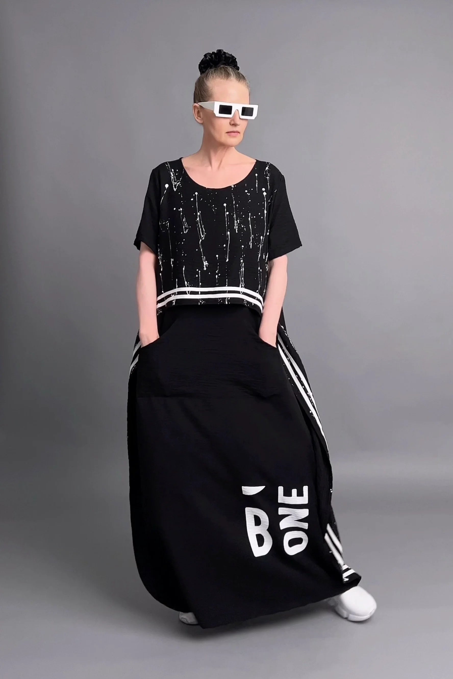 Avantgarde Maxikleid aus Baumwolle mit Print-Details und Seitentaschen von B-ONE