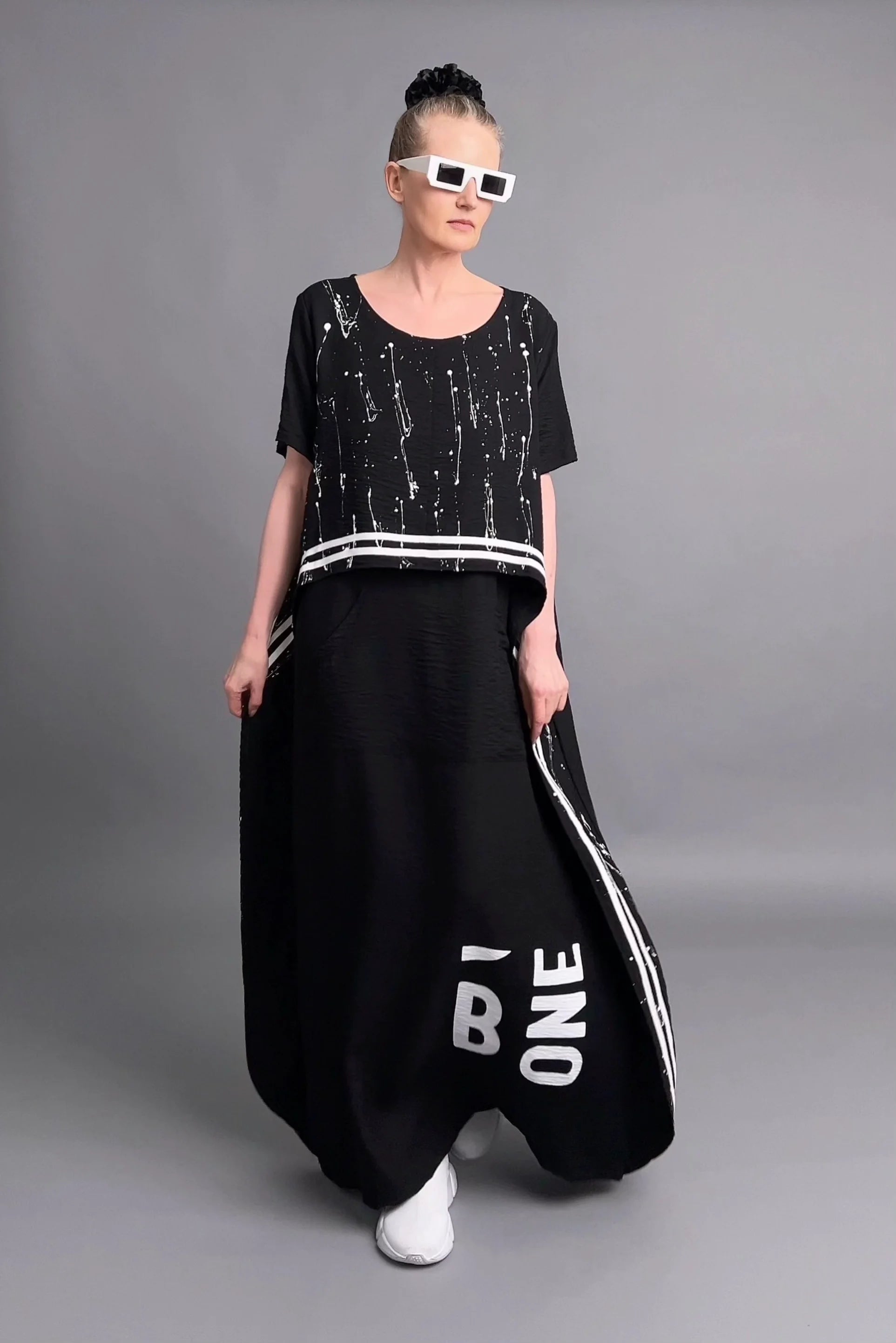 Avantgarde Maxikleid aus Baumwolle mit Print-Details und Seitentaschen von B-ONE