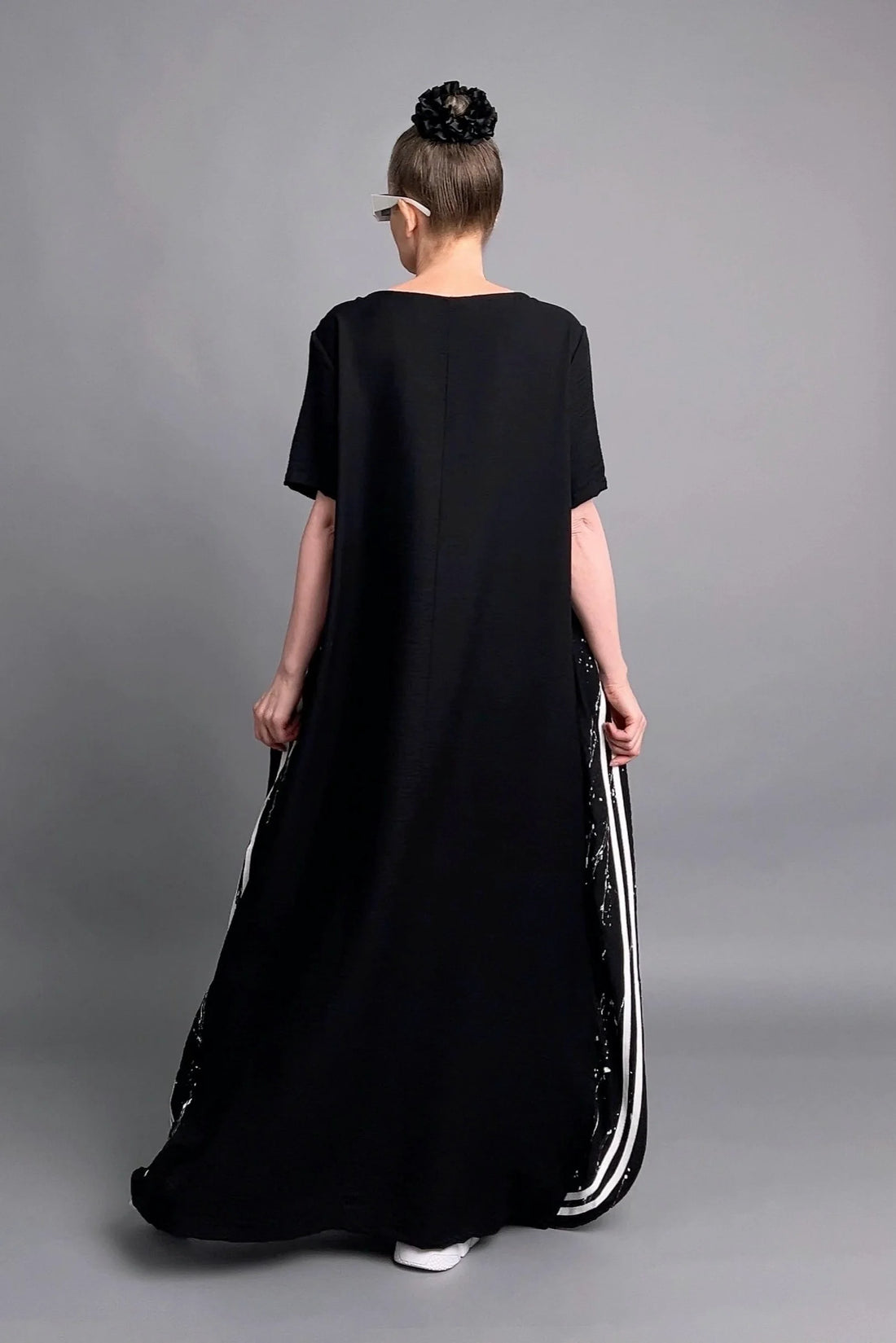 Avantgarde Maxikleid aus Baumwolle mit Print-Details und Seitentaschen von B-ONE
