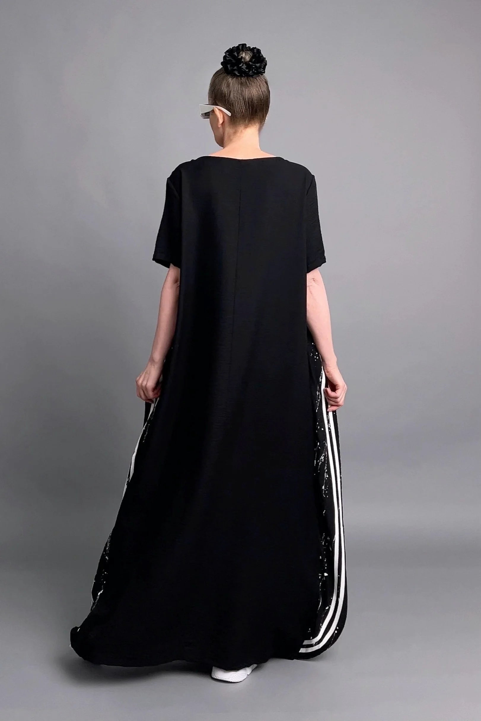 Avantgarde Maxikleid aus Baumwolle mit Print-Details und Seitentaschen von B-ONE