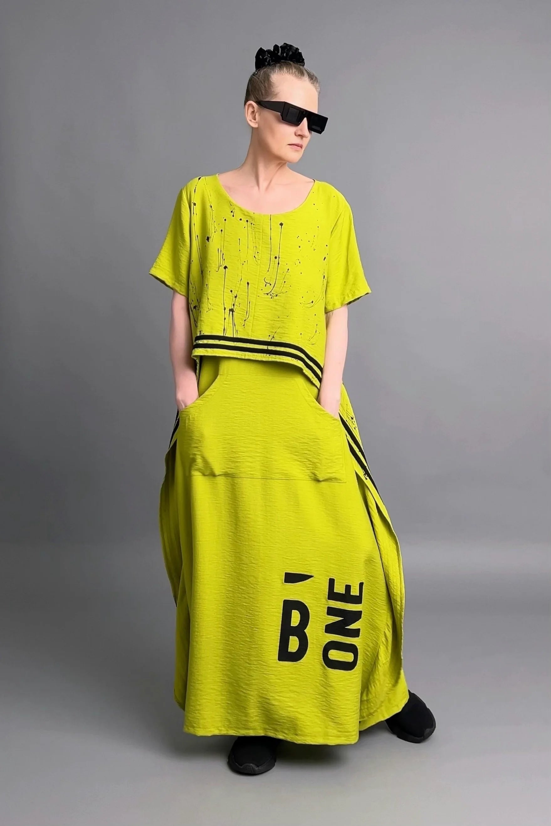 Maxikleid in Neon Chartreuse mit Streifen und Print – avantgardistischer Look von B-ONE