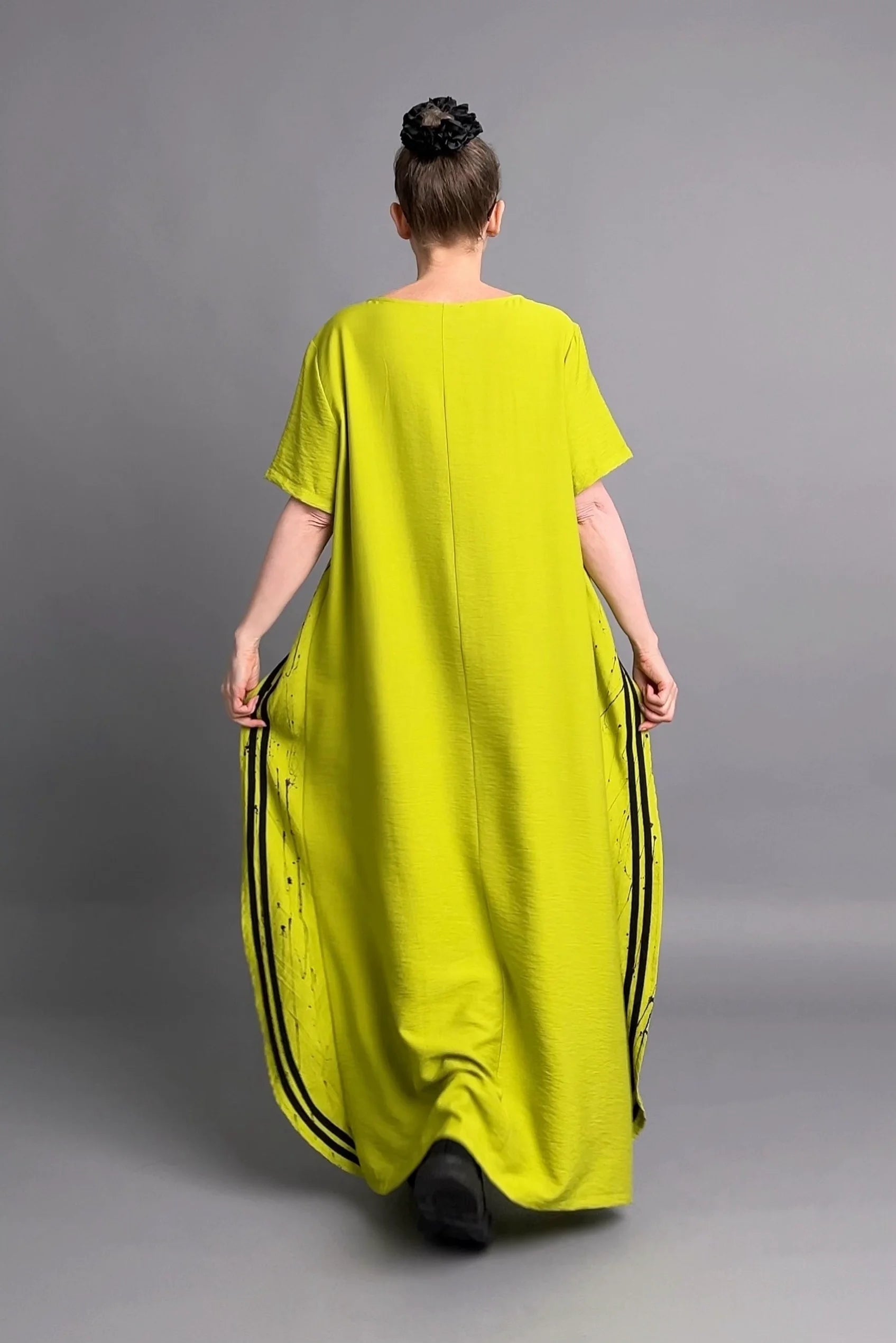 Maxikleid in Neon Chartreuse mit Streifen und Print – avantgardistischer Look von B-ONE