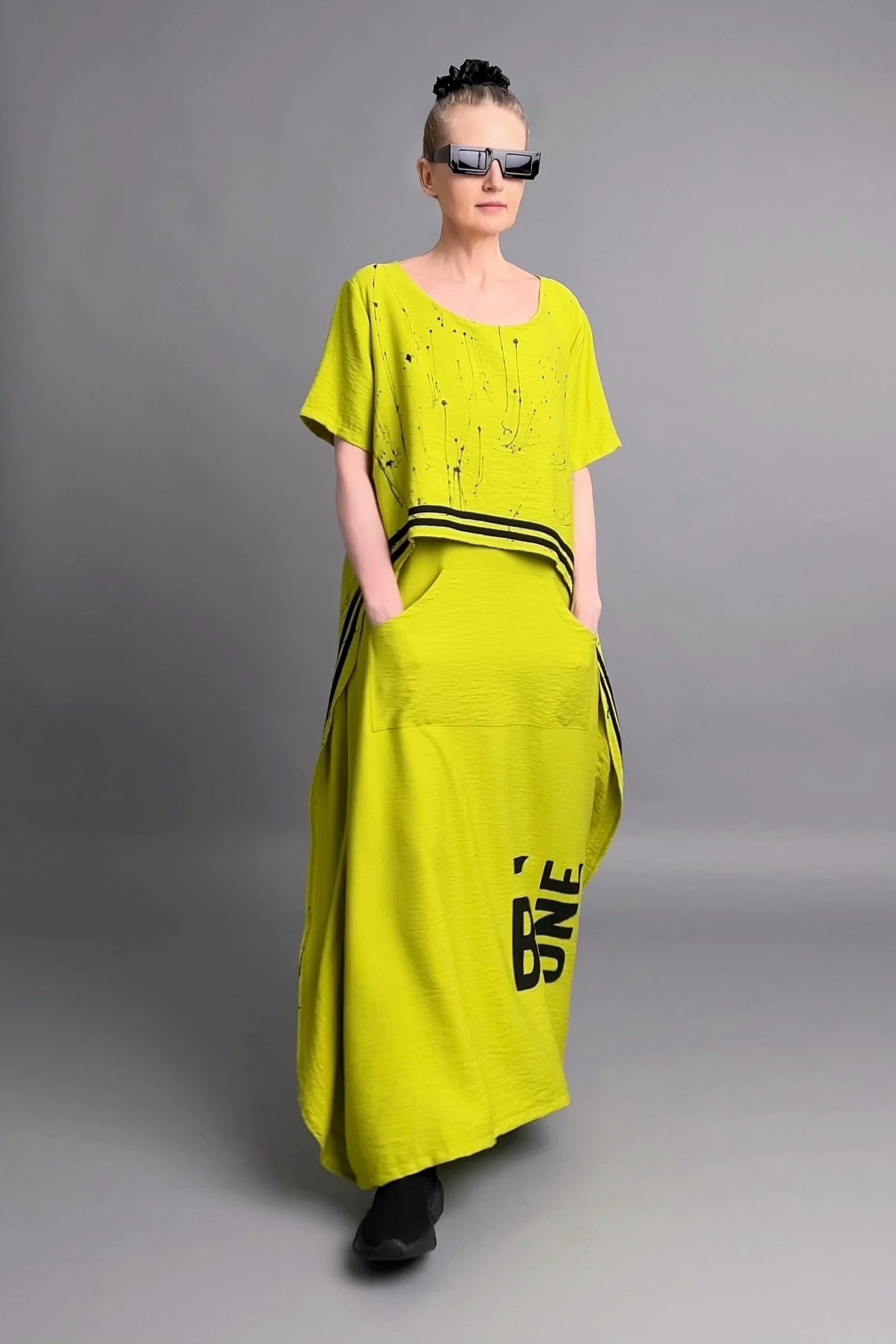 Maxikleid in Neon Chartreuse mit Streifen und Print – avantgardistischer Look von B-ONE