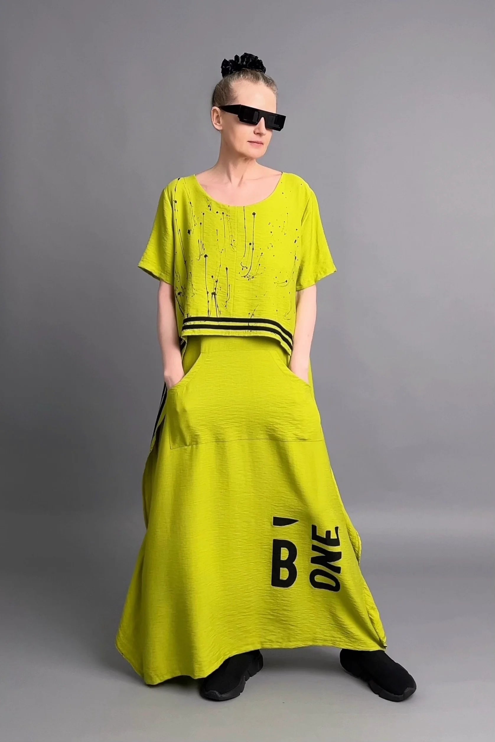 Maxikleid in Neon Chartreuse mit Streifen und Print – avantgardistischer Look von B-ONE