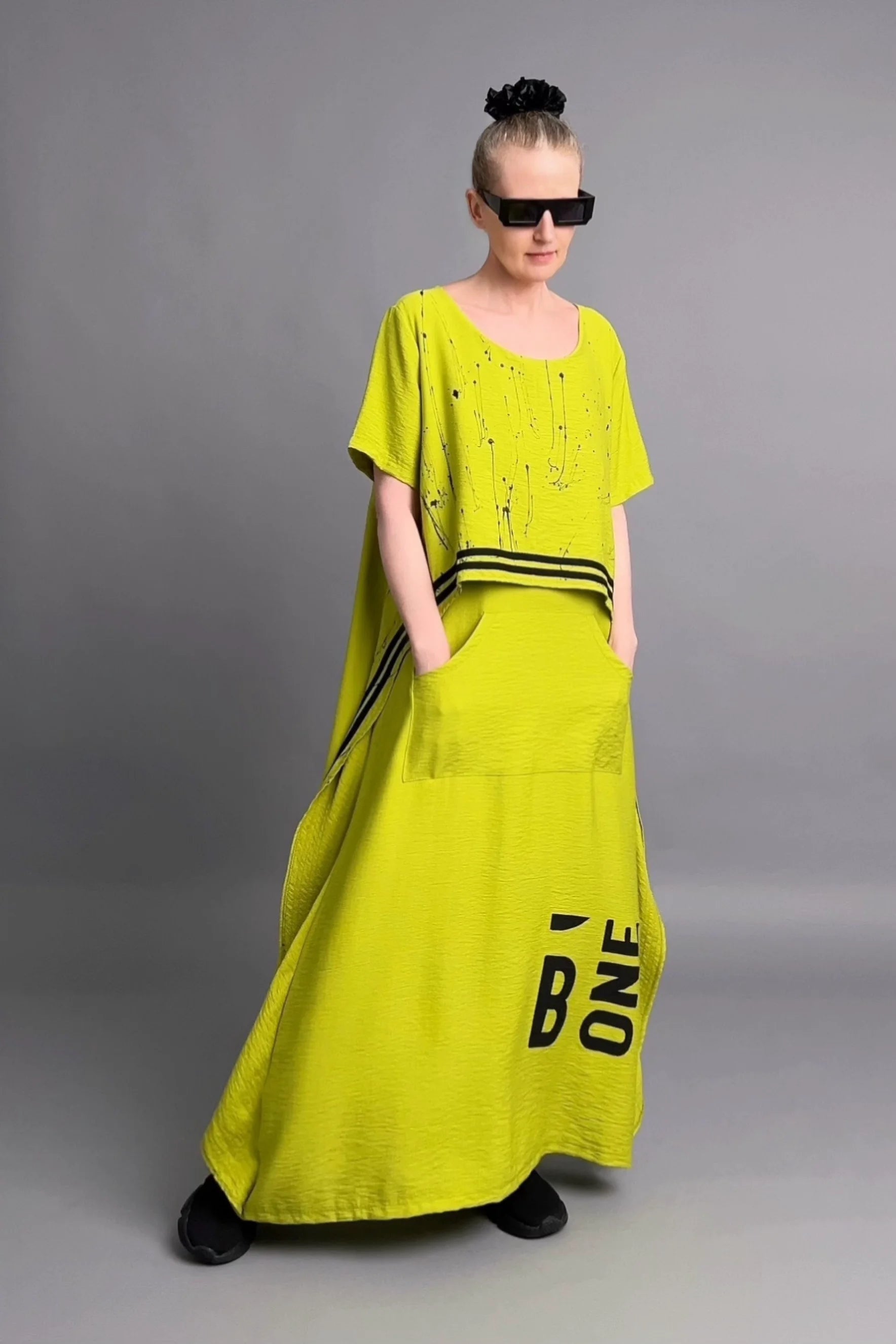 Maxikleid in Neon Chartreuse mit Streifen und Print – avantgardistischer Look von B-ONE