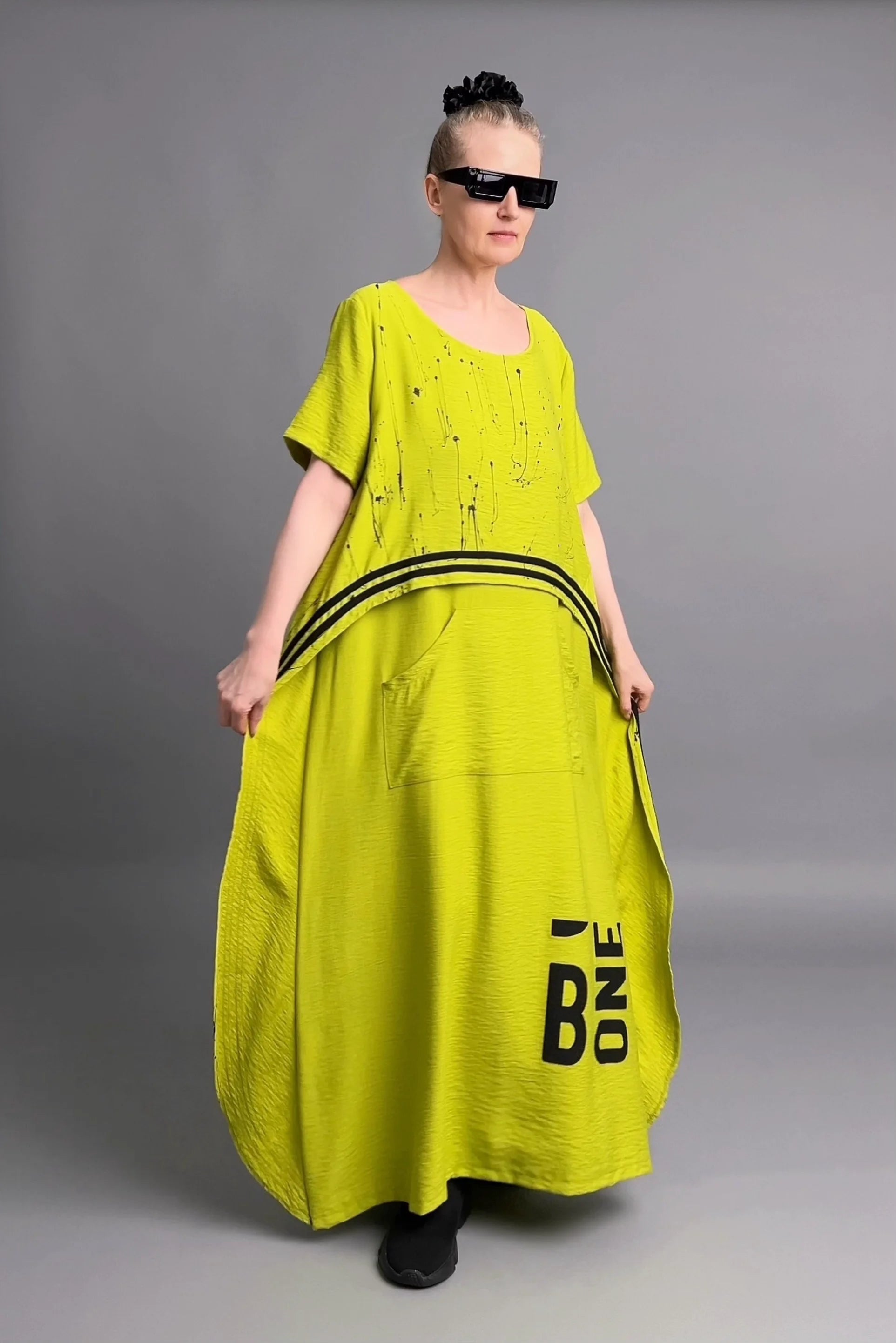 Maxikleid in Neon Chartreuse mit Streifen und Print – avantgardistischer Look von B-ONE
