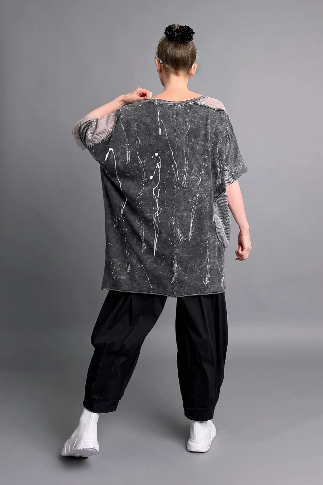 Oversize-Tunika mit Print und Mesh-Details in Grau-Schwarz von B-ONE im Lagenlook-Design