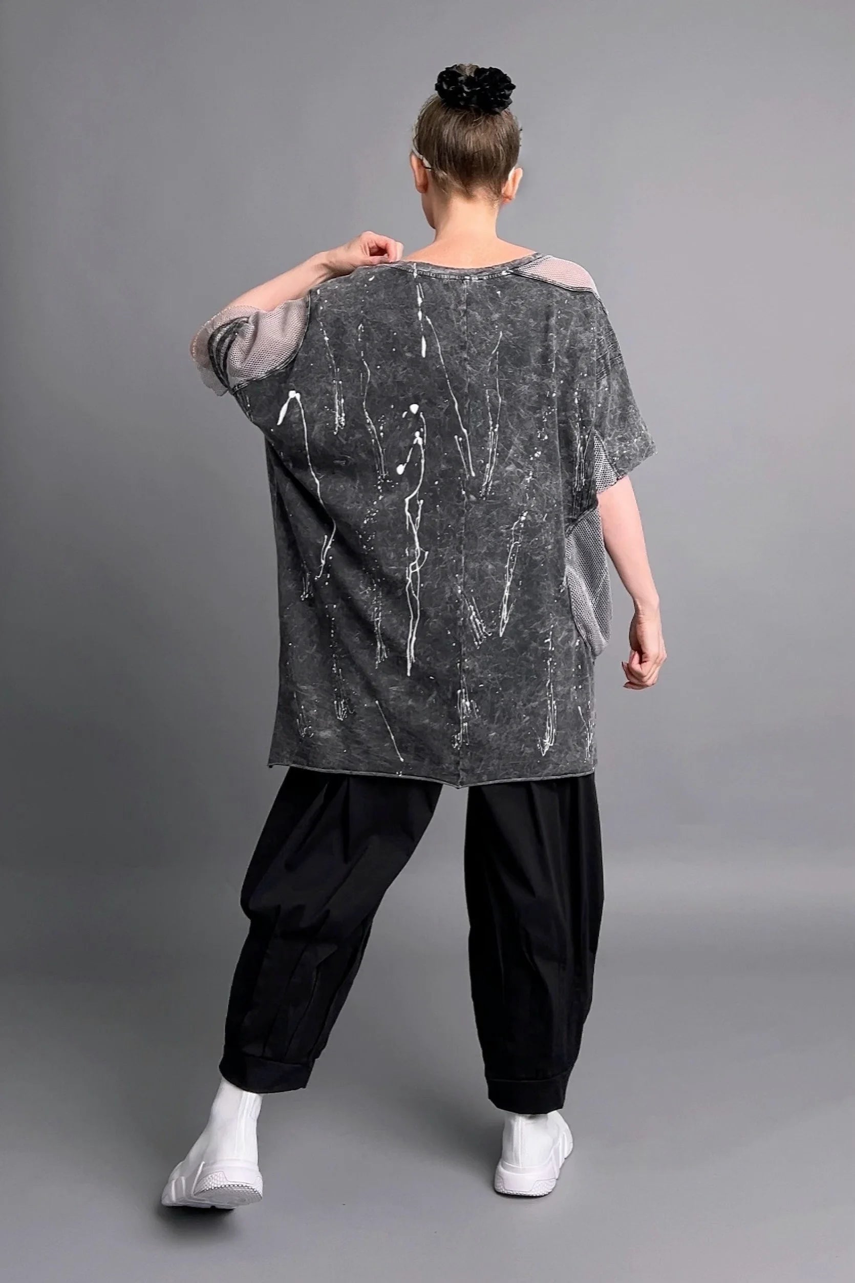 Oversize-Tunika mit Print und Mesh-Details in Grau-Schwarz von B-ONE im Lagenlook-Design