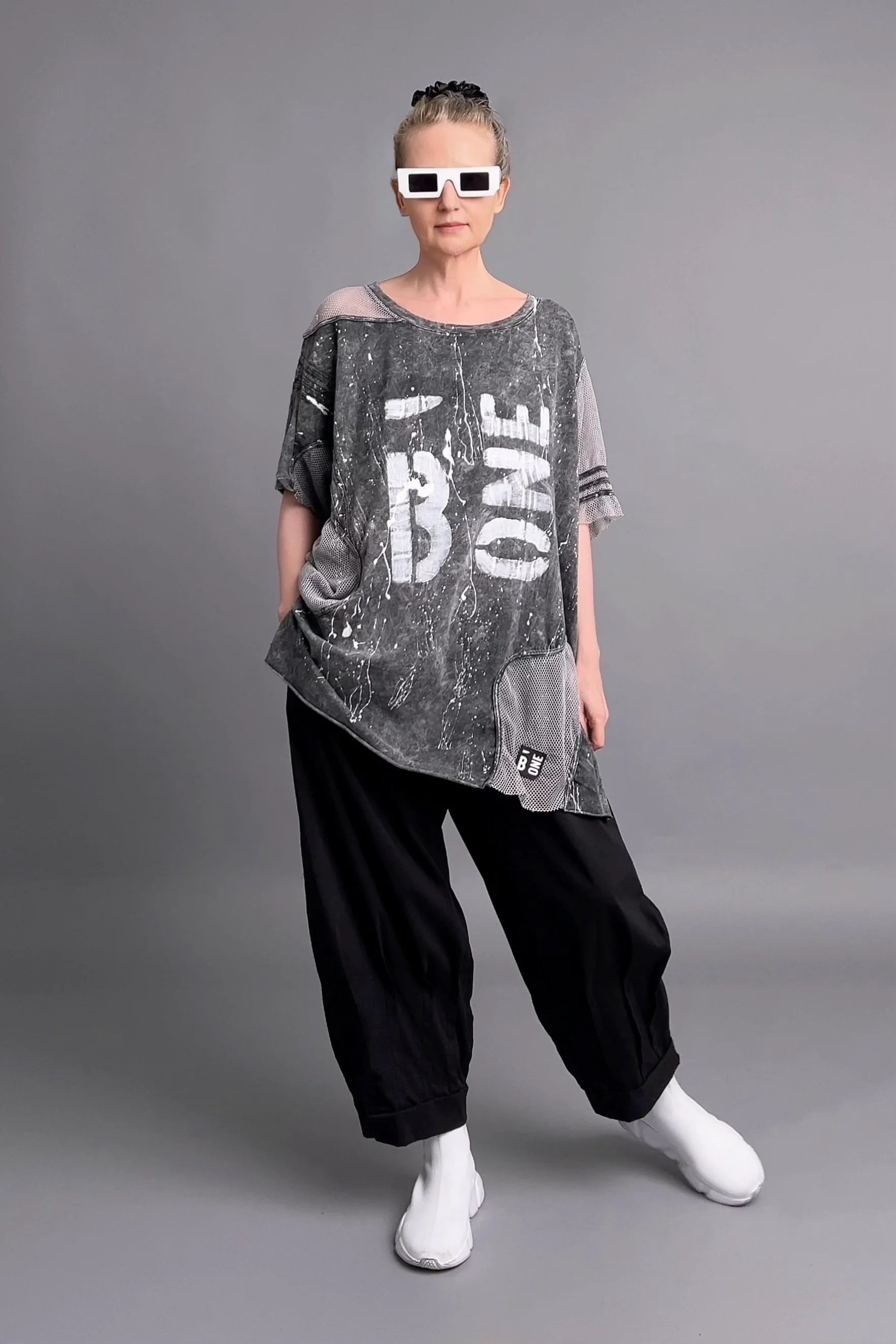 Oversize-Tunika mit Print und Mesh-Details in Grau-Schwarz von B-ONE im Lagenlook-Design