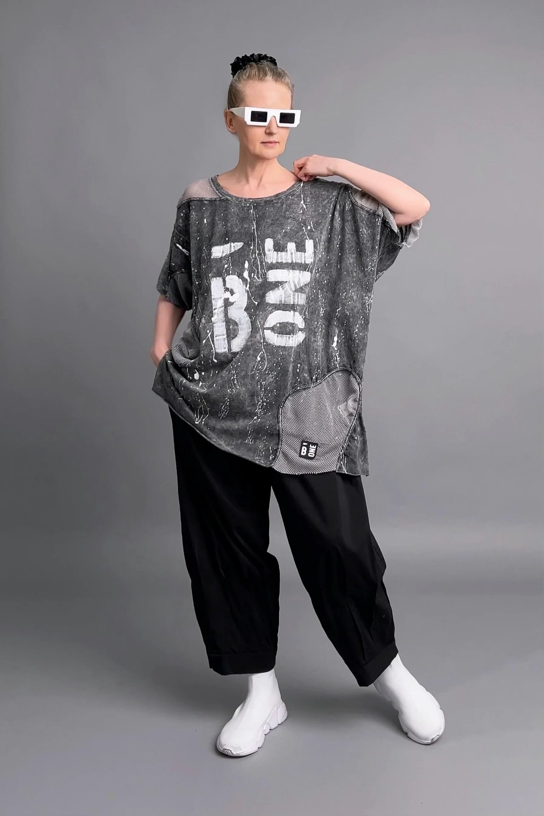 Oversize-Tunika mit Print und Mesh-Details in Grau-Schwarz von B-ONE im Lagenlook-Design