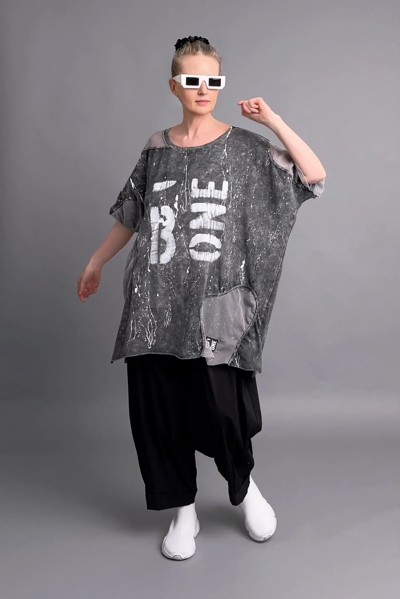 Oversize-Tunika mit Print und Mesh-Details in Grau-Schwarz von B-ONE im Lagenlook-Design