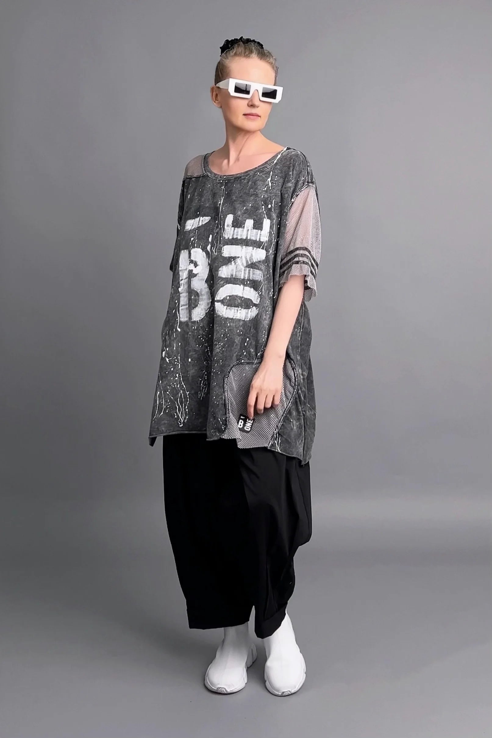 Oversize-Tunika mit Print und Mesh-Details in Grau-Schwarz von B-ONE im Lagenlook-Design