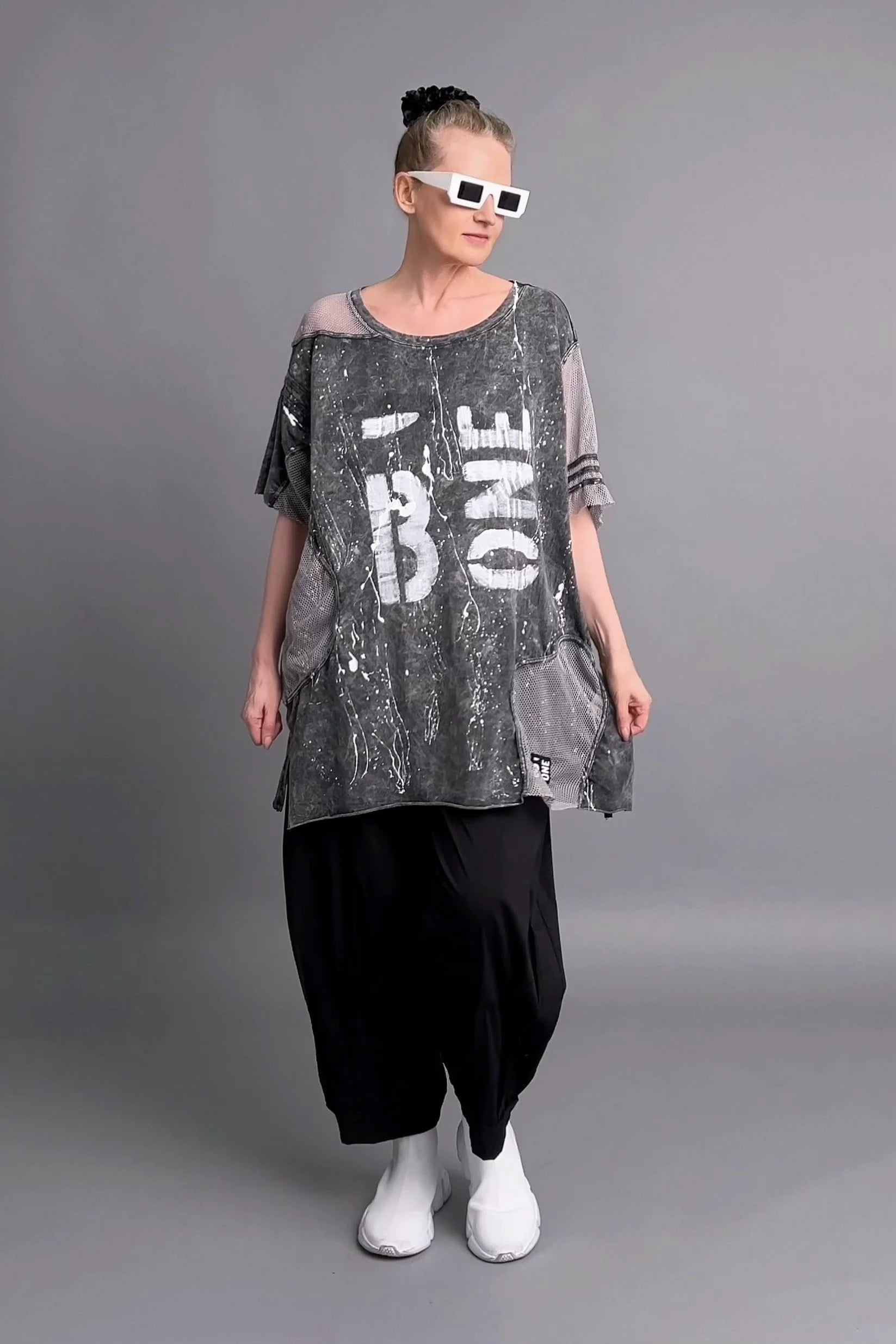 Oversize-Tunika mit Print und Mesh-Details in Grau-Schwarz von B-ONE im Lagenlook-Design