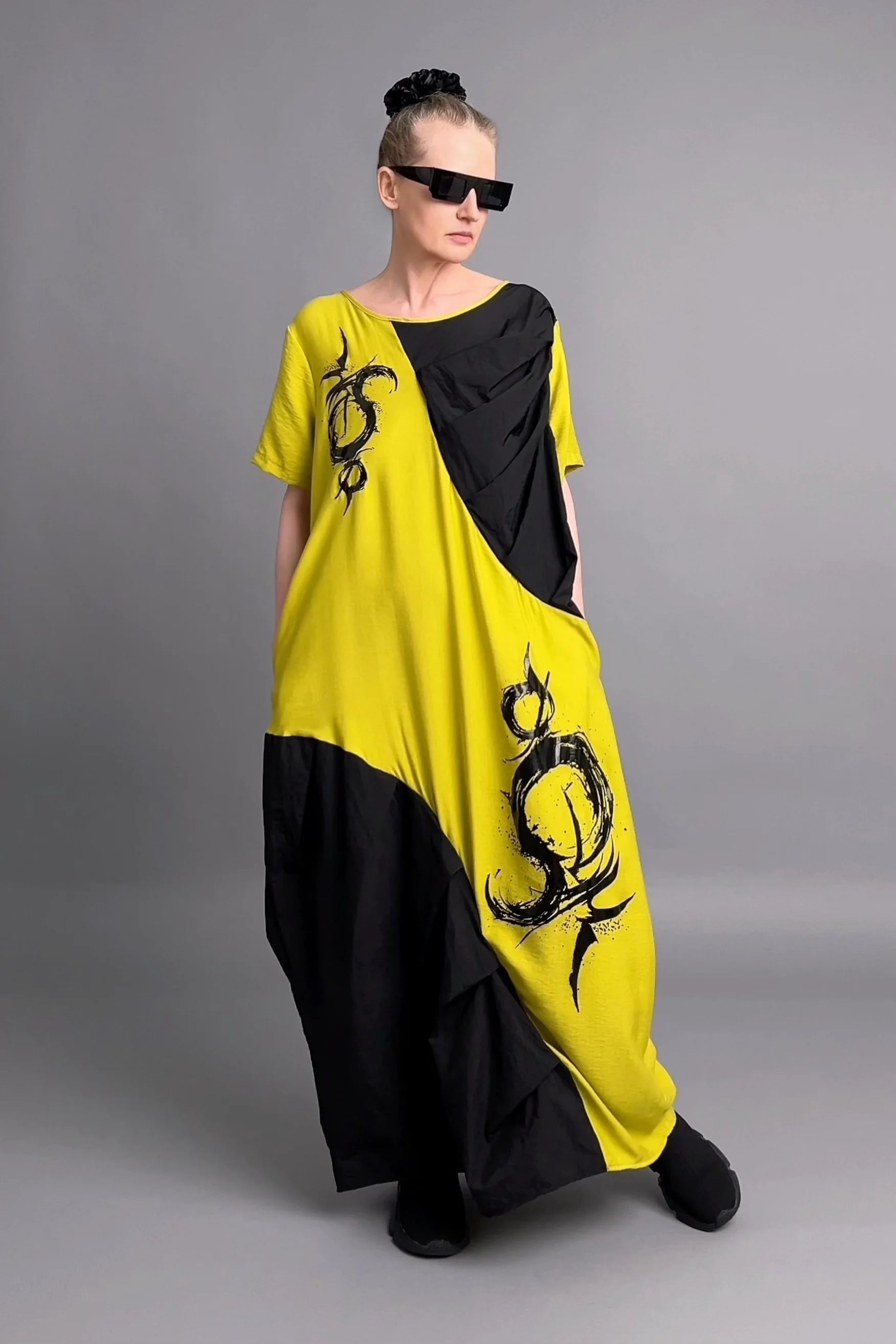 Avantgarde Maxikleid in Gelb-Schwarz mit Pinselprint und drapierter Front von B-ONE