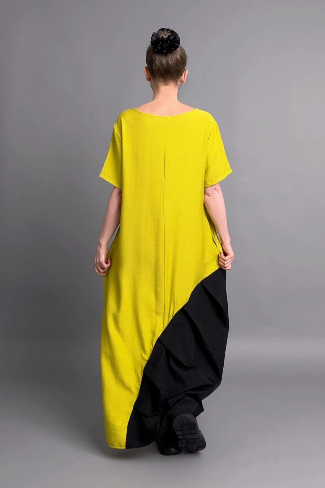 Avantgarde Maxikleid in Gelb-Schwarz mit Pinselprint und drapierter Front von B-ONE