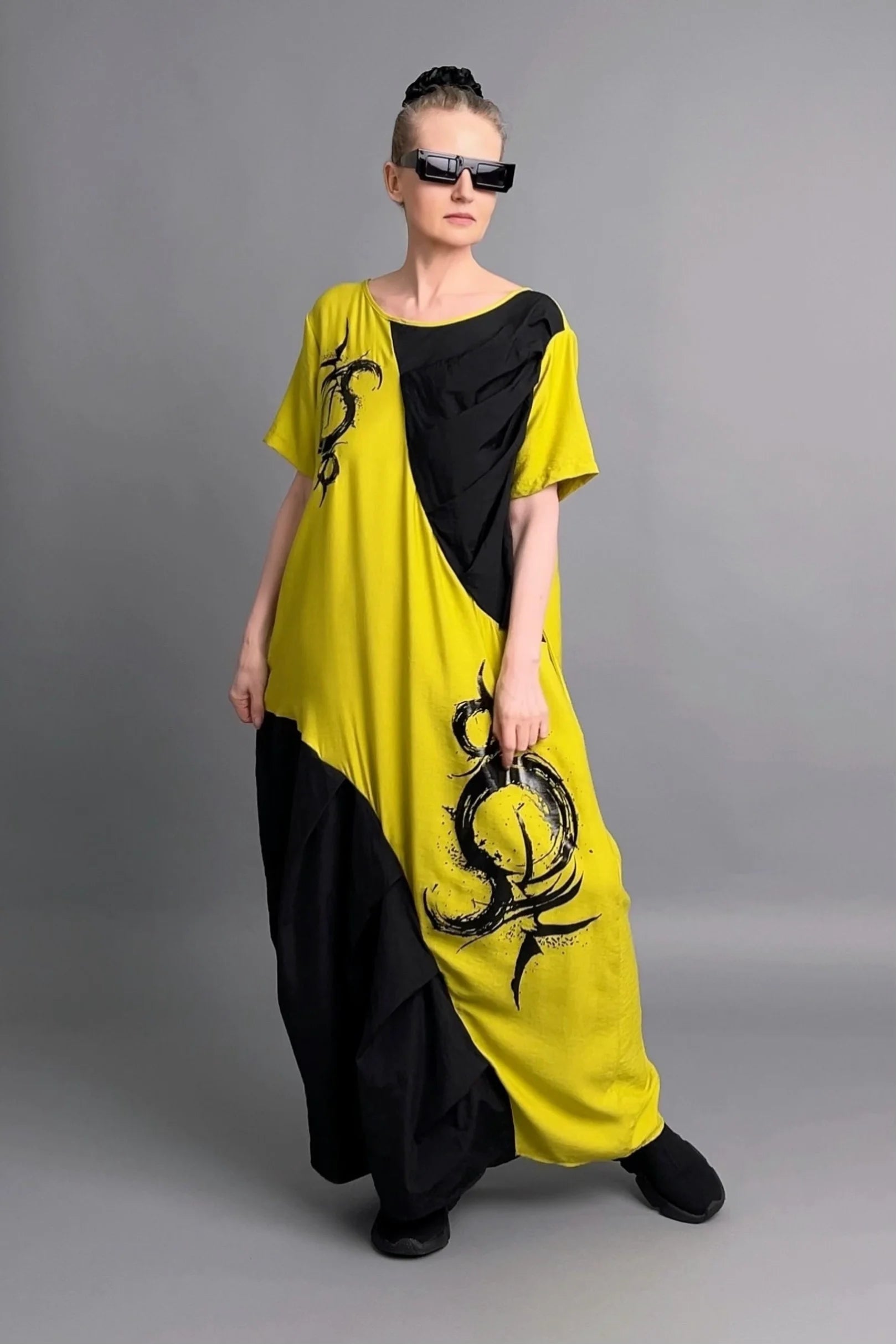 Avantgarde Maxikleid in Gelb-Schwarz mit Pinselprint und drapierter Front von B-ONE