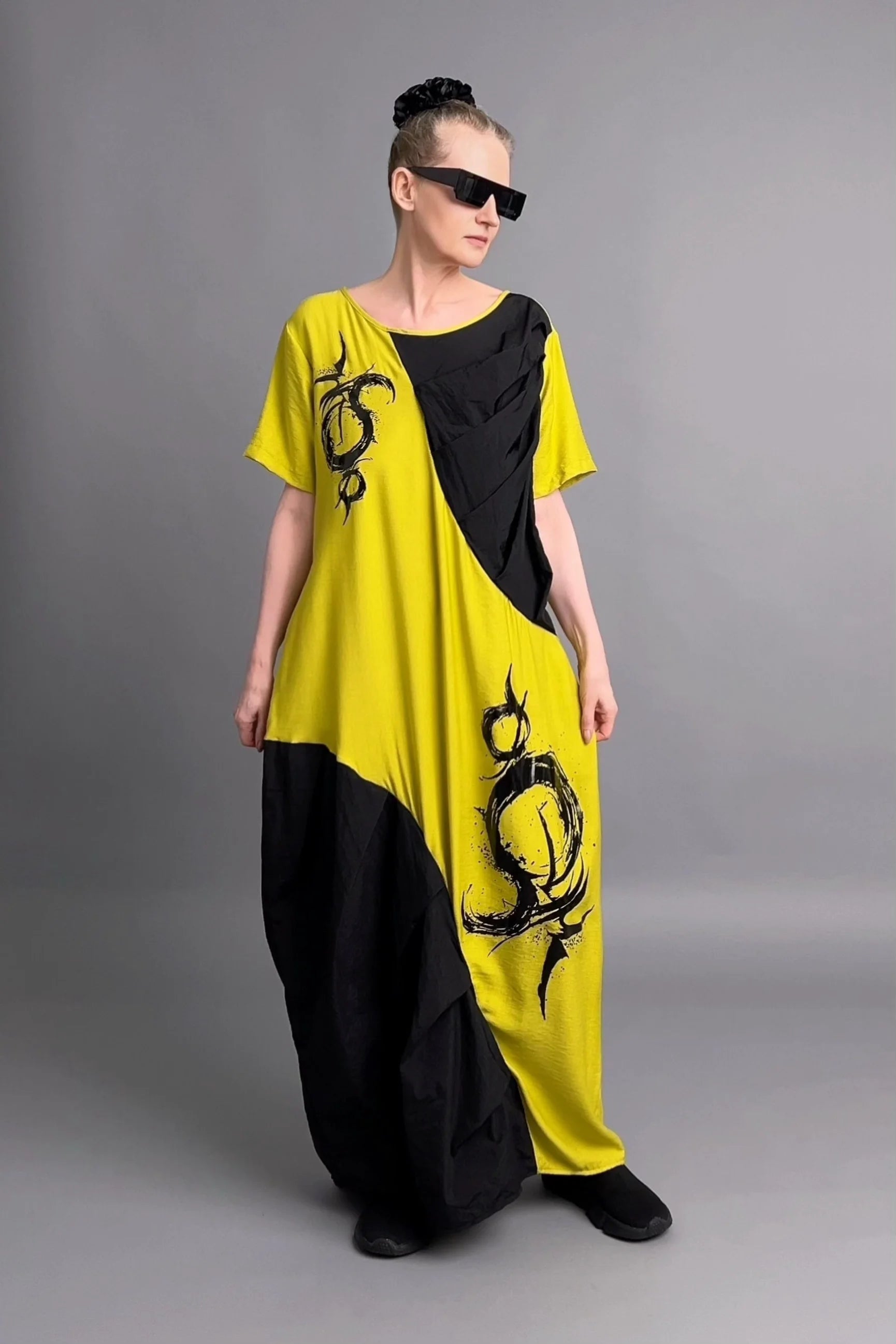 Avantgarde Maxikleid in Gelb-Schwarz mit Pinselprint und drapierter Front von B-ONE
