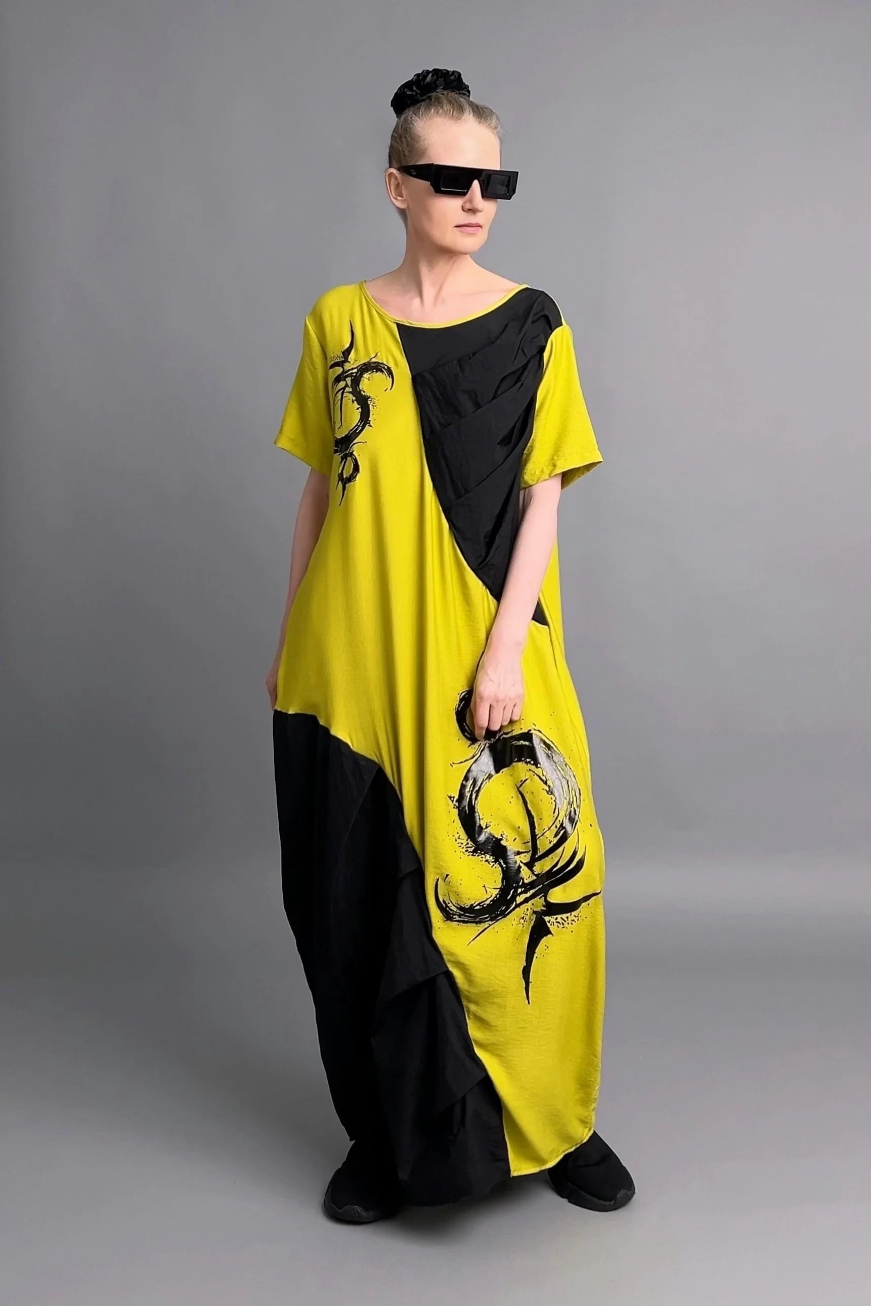 Avantgarde Maxikleid in Gelb-Schwarz mit Pinselprint und drapierter Front von B-ONE