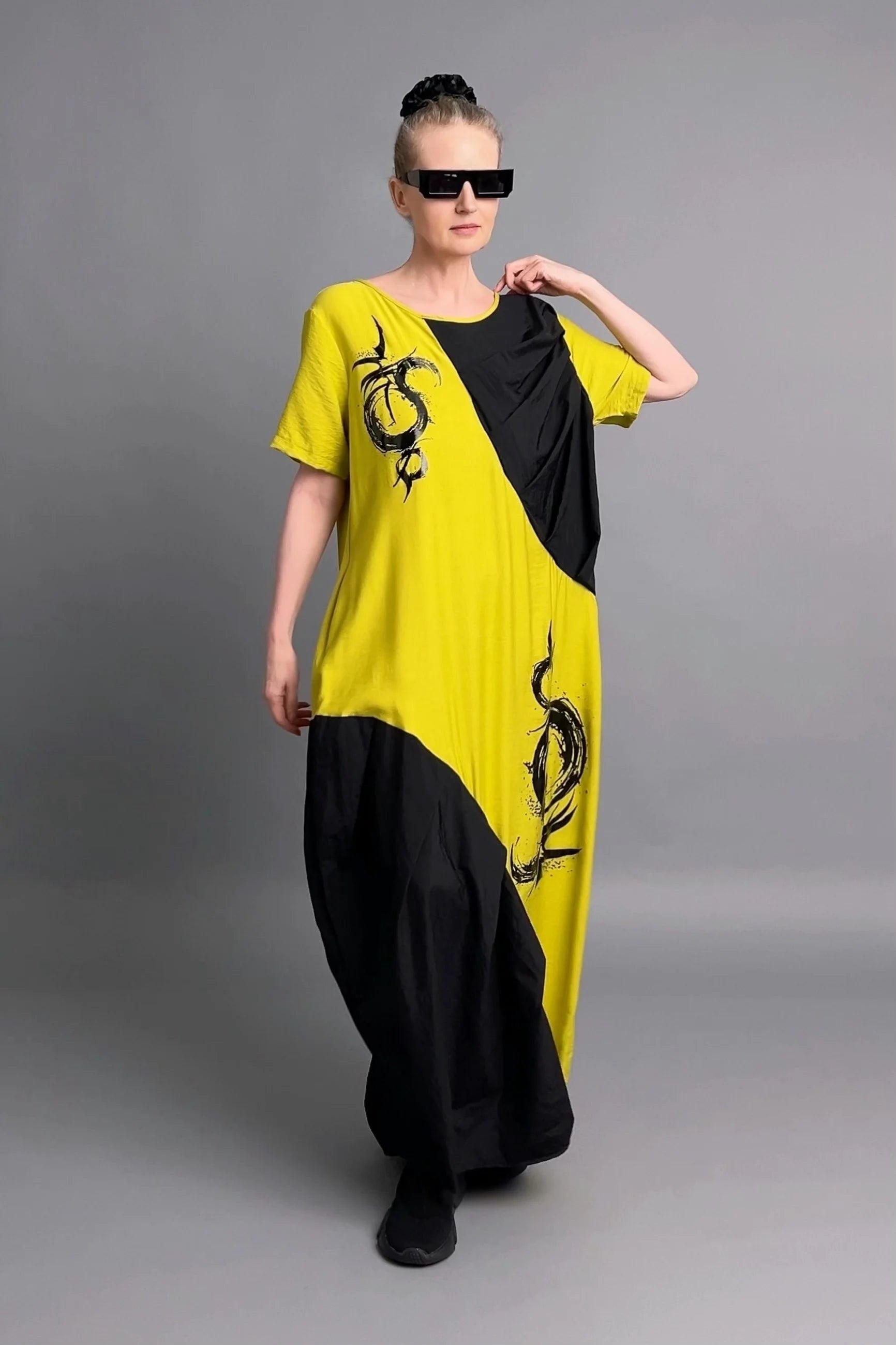 Avantgarde Maxikleid in Gelb-Schwarz mit Pinselprint und drapierter Front von B-ONE
