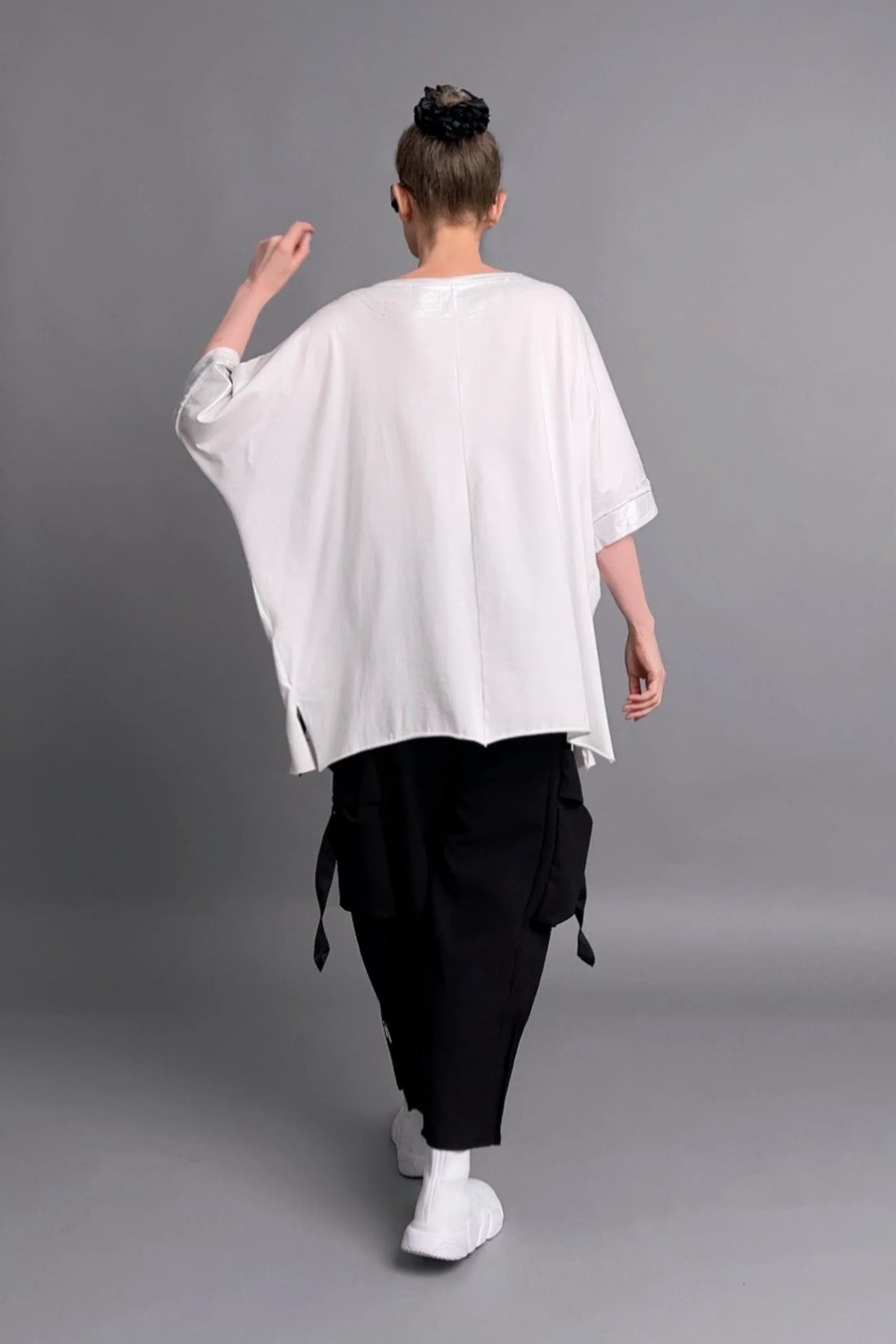 Oversize-Shirt mit Metallic-Glanz und Zippern von B-ONE in Weiß – Avantgarde-Design
