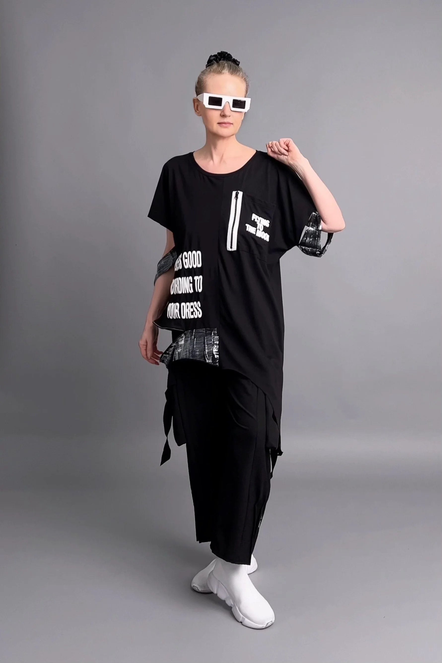 Asymmetrische Oversize-Tunika mit Print, Tasche & Zipper in Schwarz – B-ONE Design